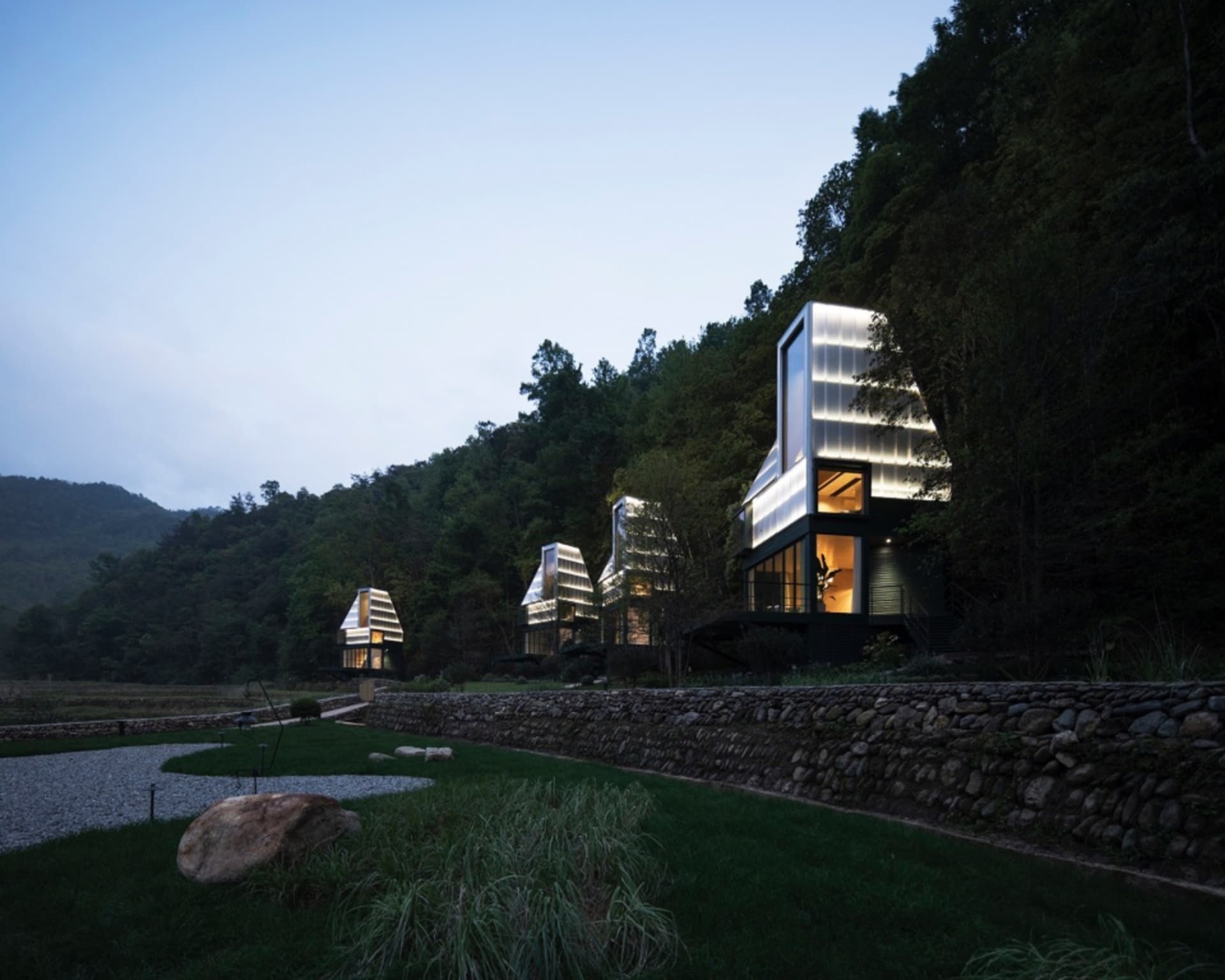 現代奢華小木屋採用玻璃與混凝土建築，坐落於自然環境之中。