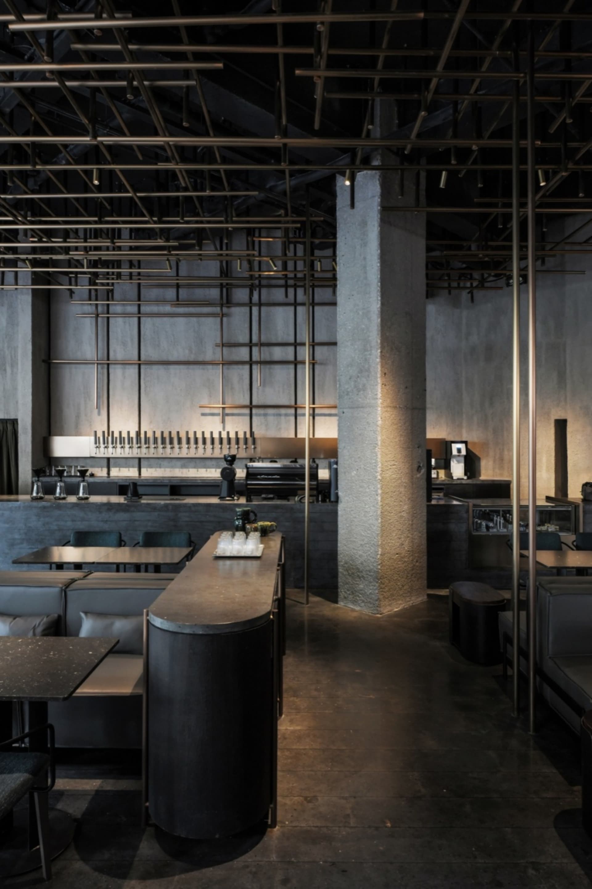 工業風格餐廳酒吧,採用混凝土、玻璃與金屬材質。