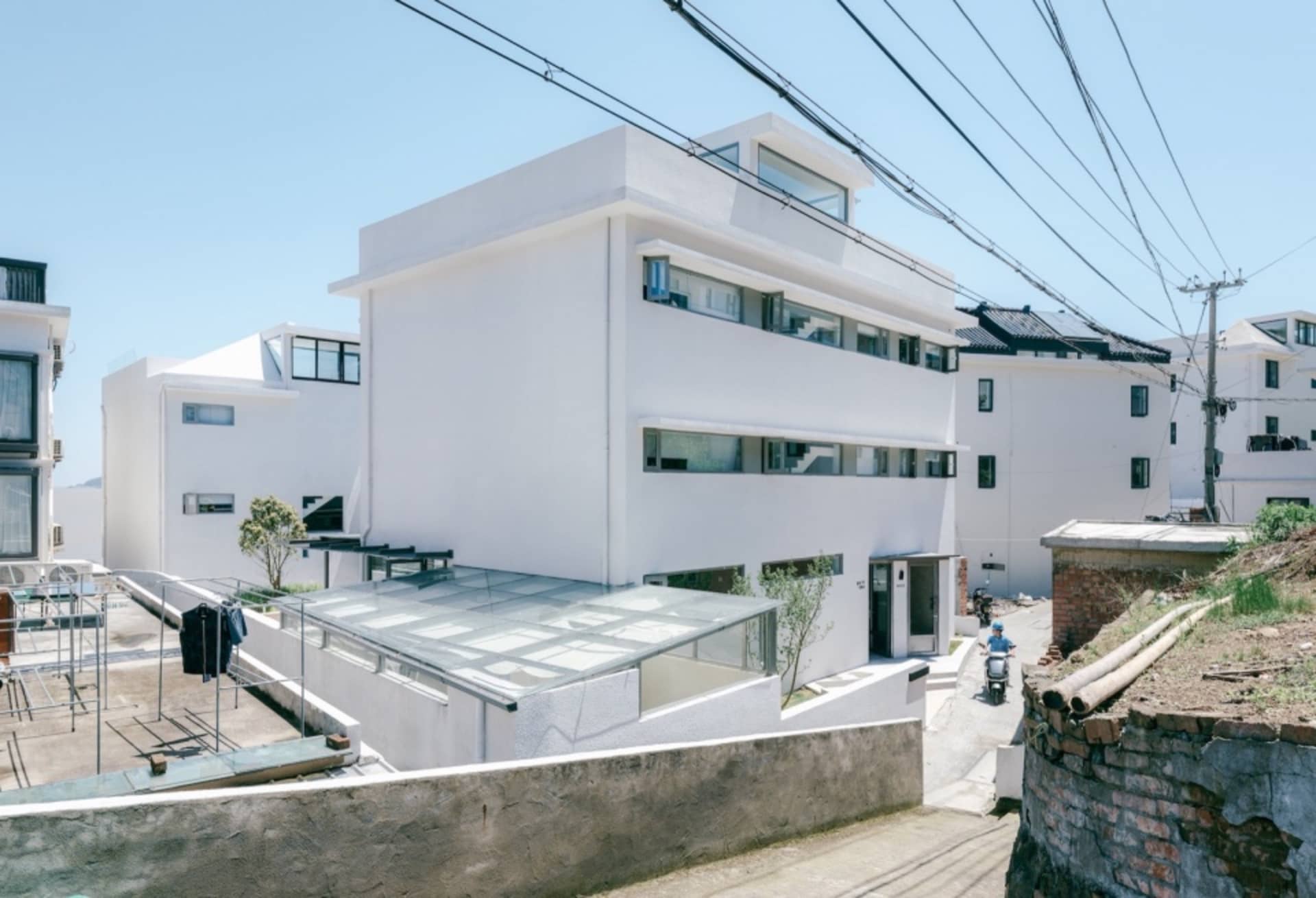 白色混凝土住宅公寓,具現代設計