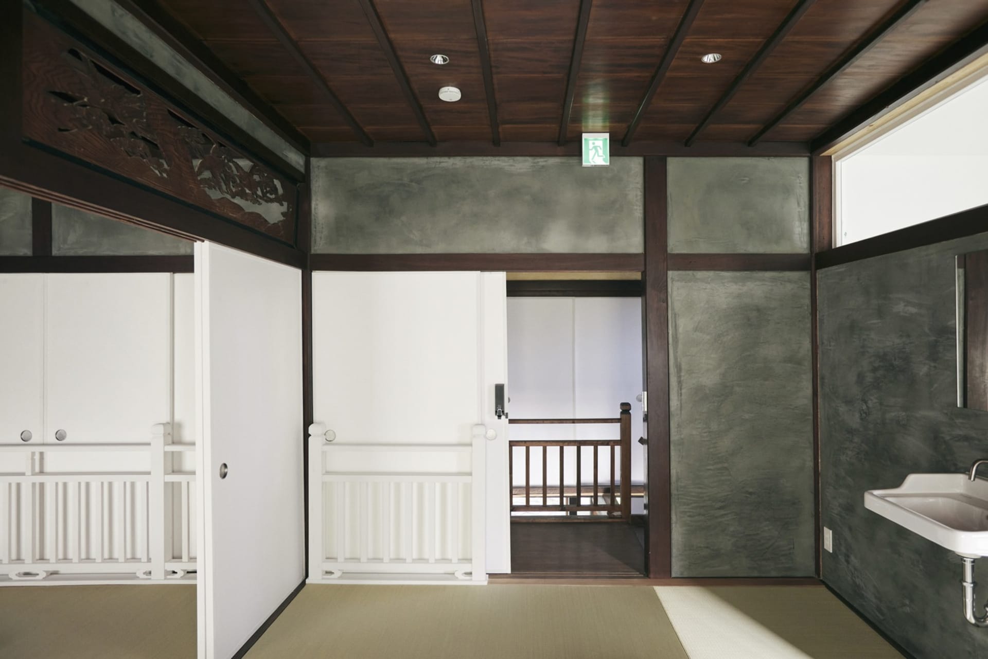 傳統日式室內，木牆與木門、榻榻米，以及洗手台。