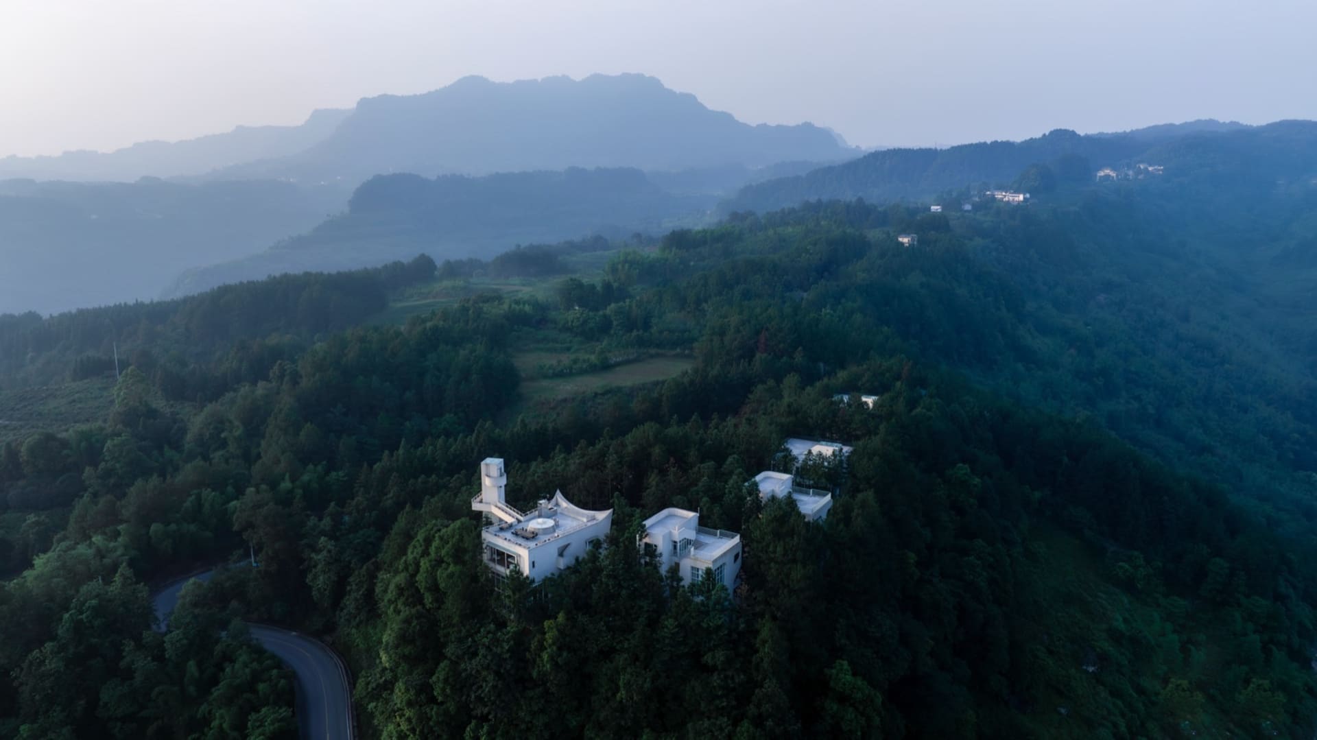 俯瞰隱身於森林中的奢華山居度假村，擁有現代建築特色與壯麗山景