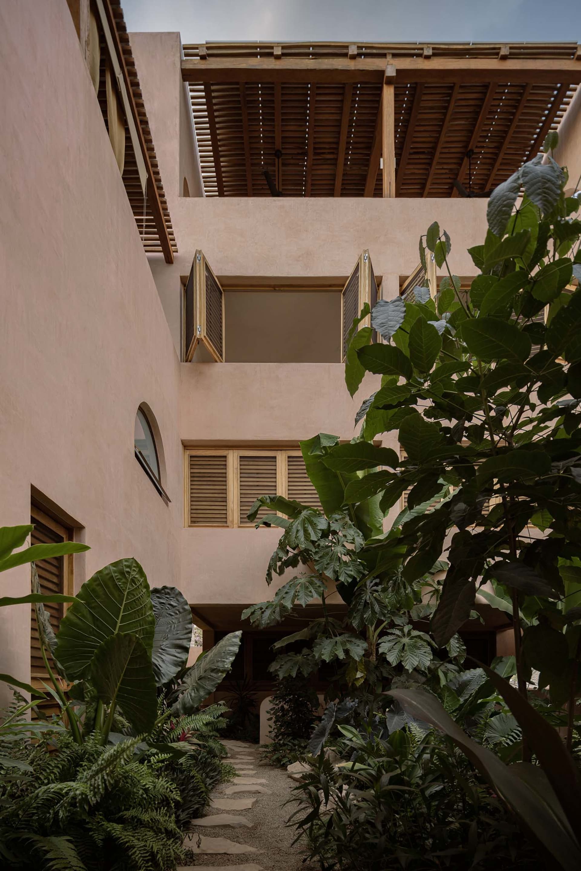 帶有綠色植栽的陶瓦屋頂建築外觀