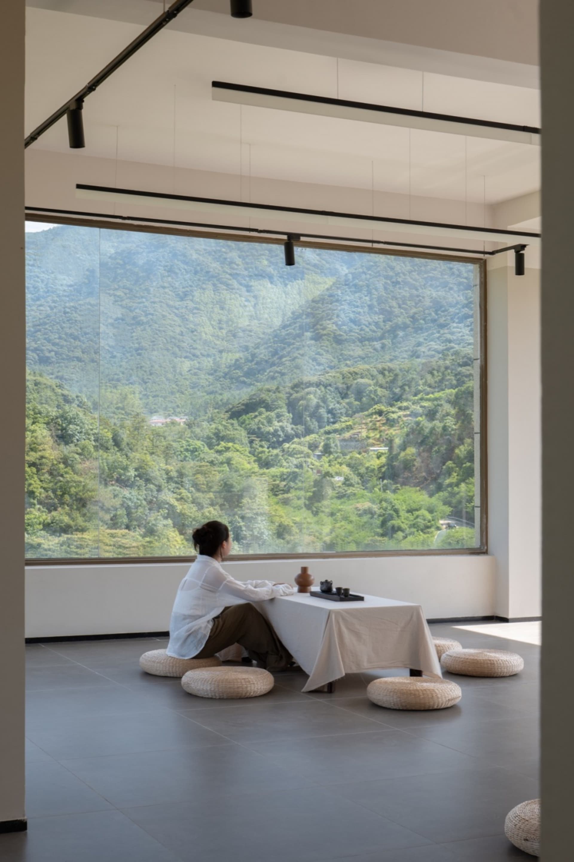 現代住宅室內,舒適客廳設有大窗白窗簾,眺望寧靜戶外景致