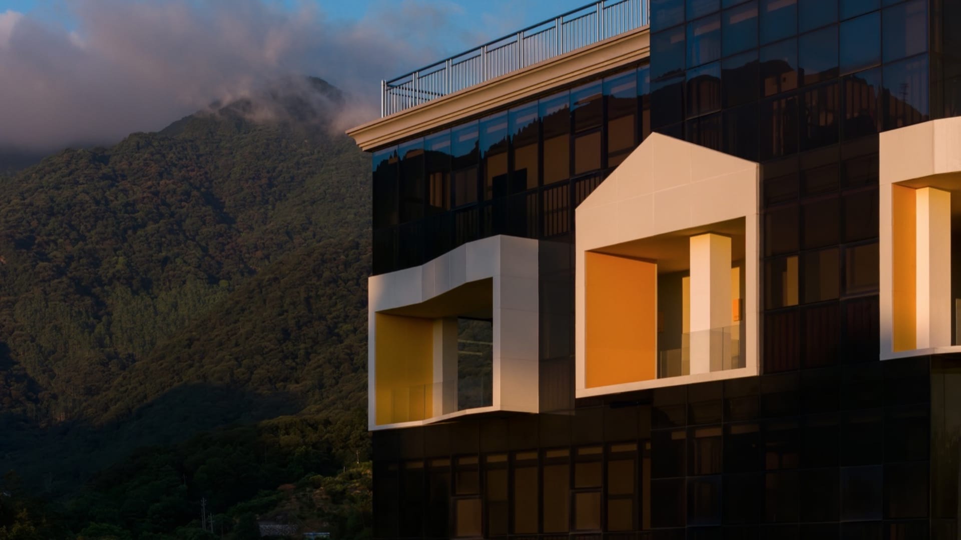 現代高層建築,擁有大片玻璃窗與混凝土結構元素。