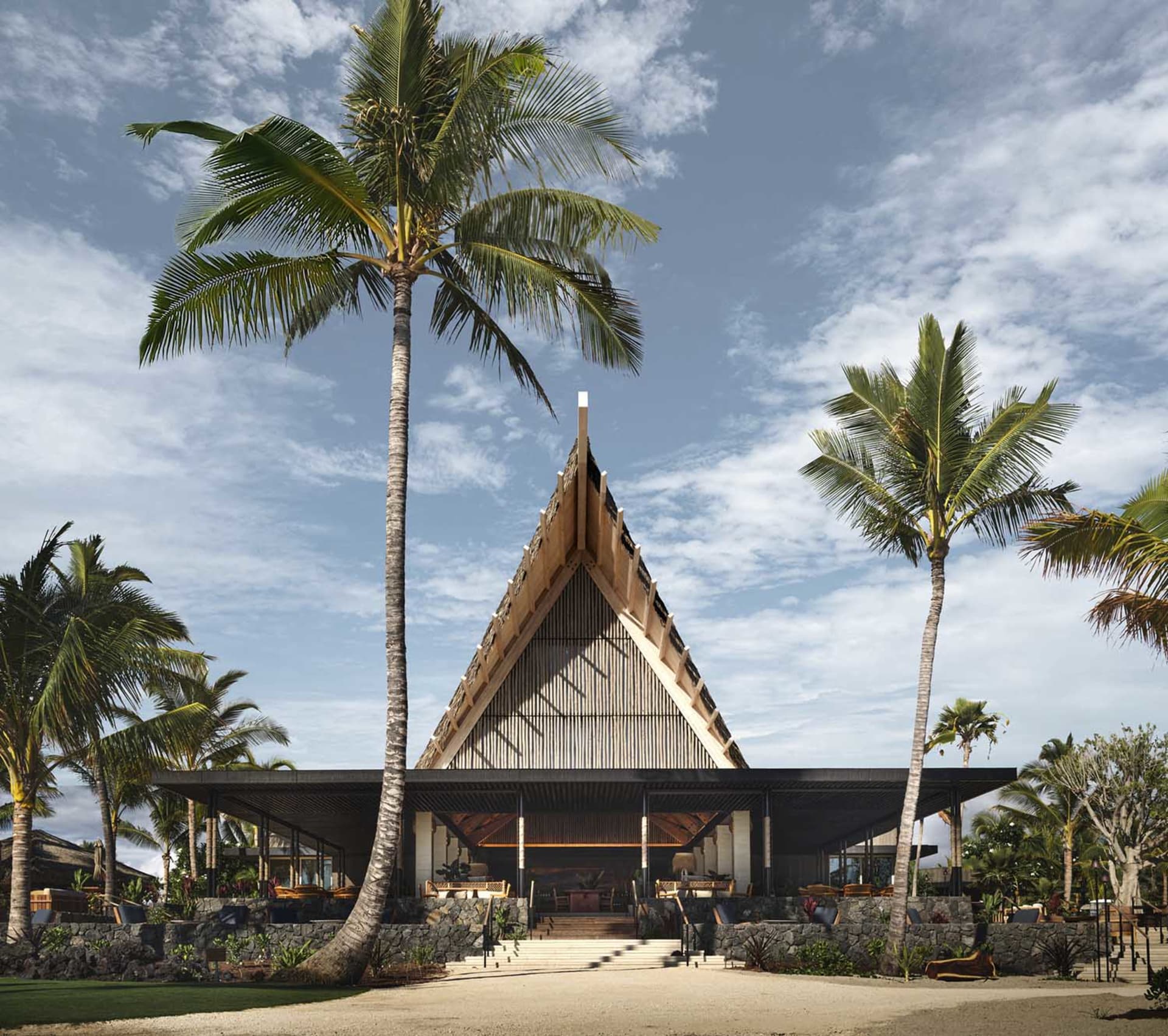 現代住宅外觀,展現建築設計與木質元素。