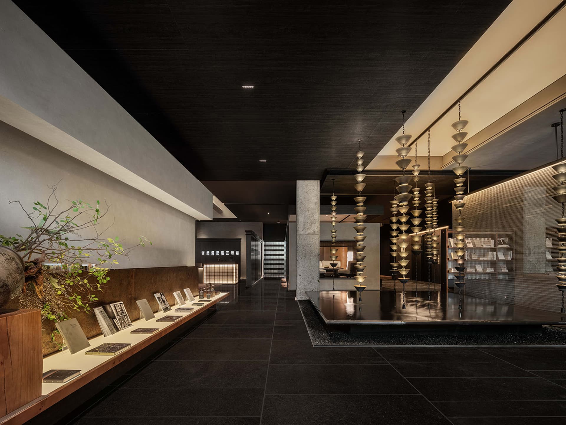 現代酒店大廳，展現裸露混凝土與金屬元素。
