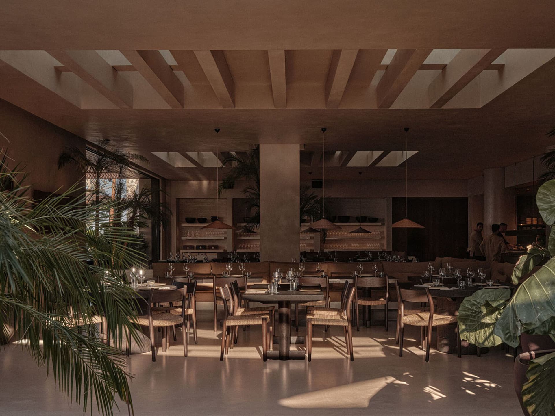 現代餐廳用餐區,搭配木質餐桌、玻璃吊燈與綠色植栽。