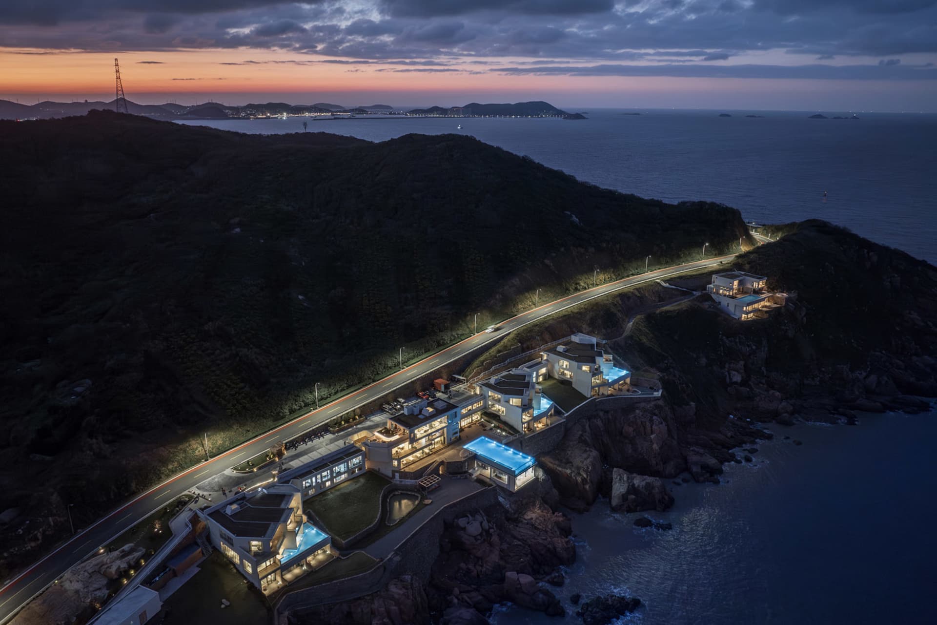 俯瞰懸崖邊的現代住宅,享有無敵海景。