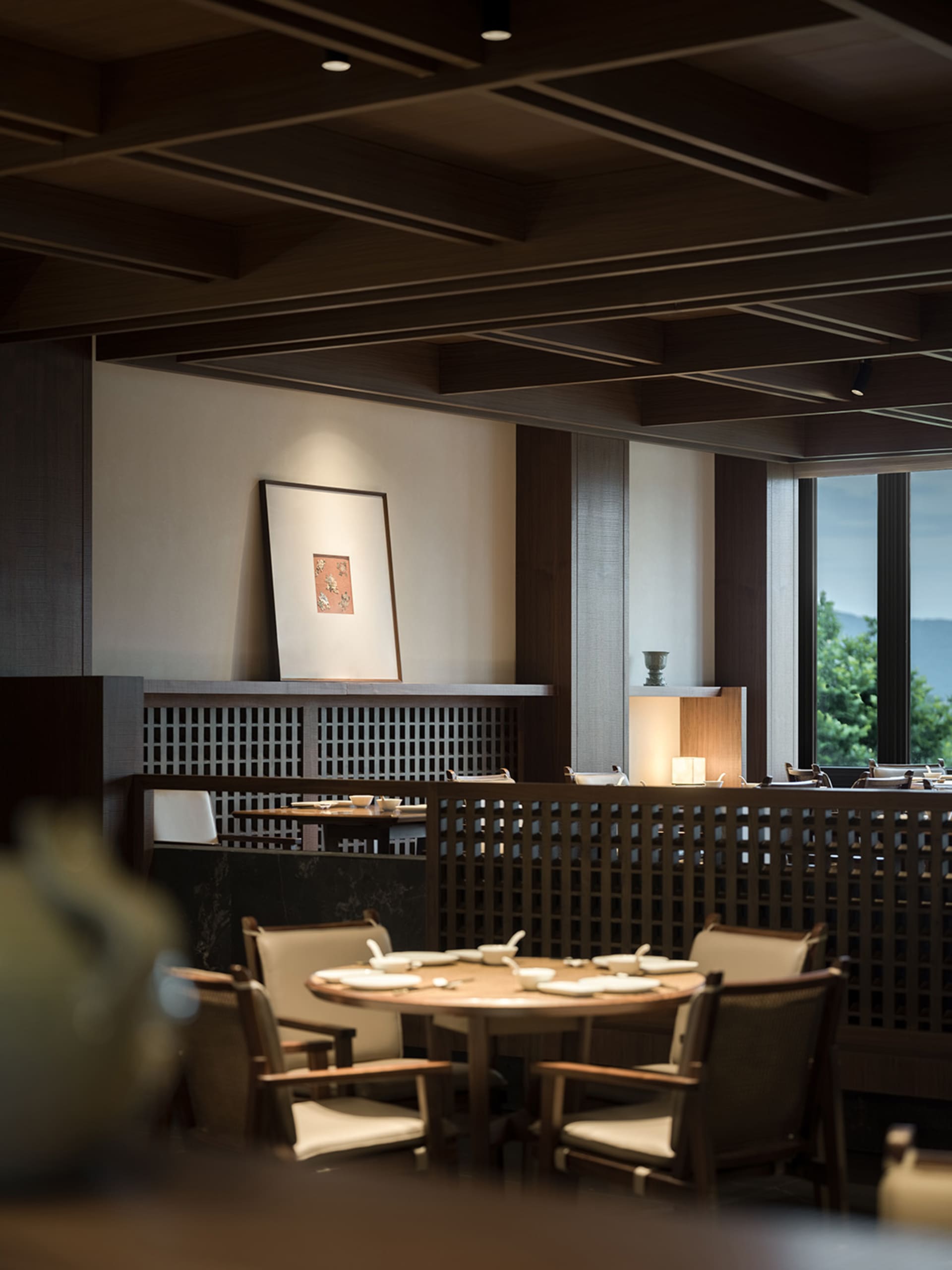 現代餐廳室內空間,搭配木製餐桌、餐椅與大理石吧檯。