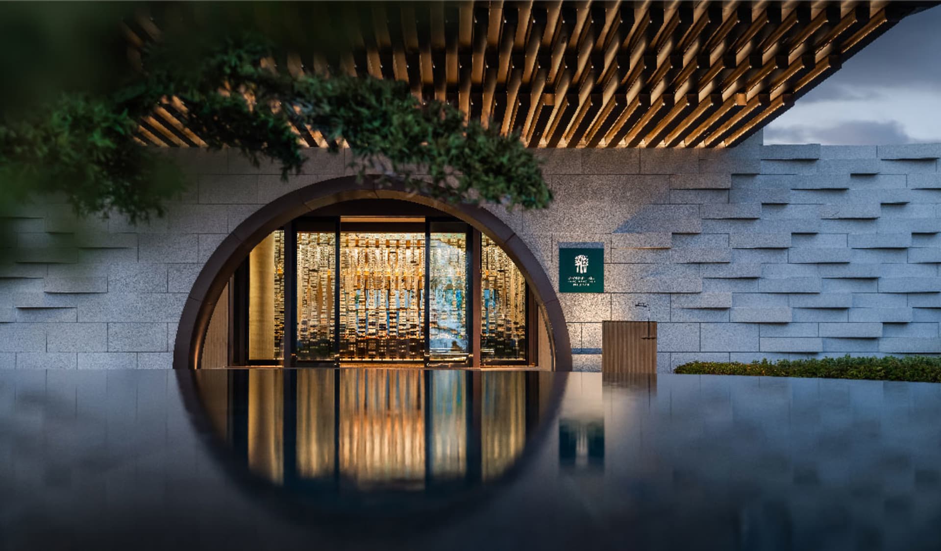 現代酒店門口以玻璃牆與混凝土天花板為框景。