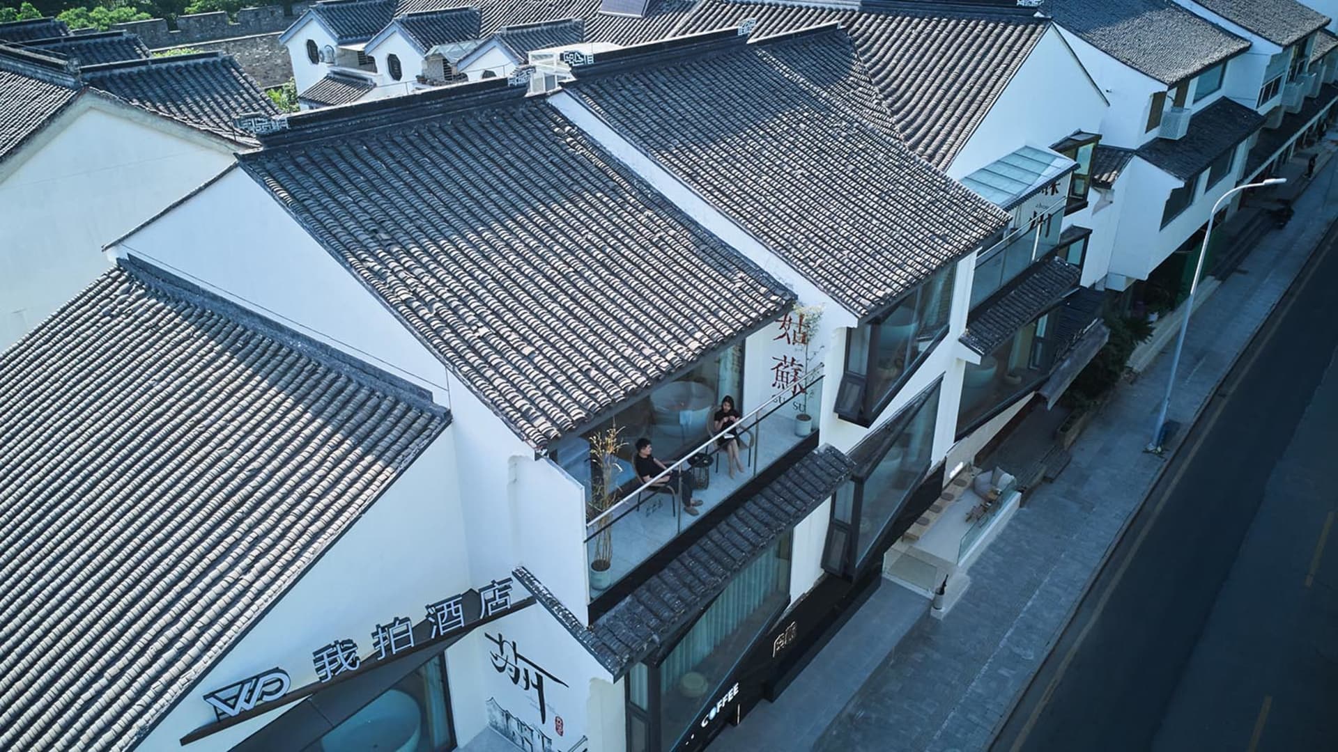 俯瞰咖啡店屋頂露台，屋頂採用陶瓷瓦材質。