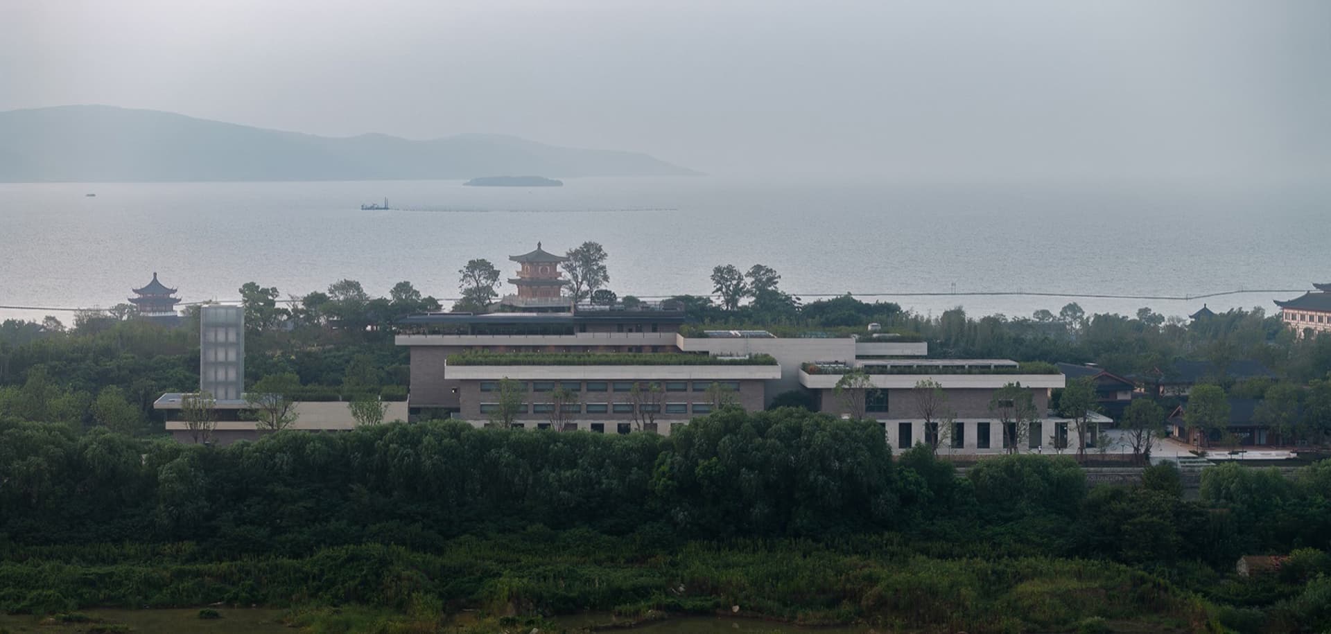現代建築外觀，採用磚塊與玻璃材質。