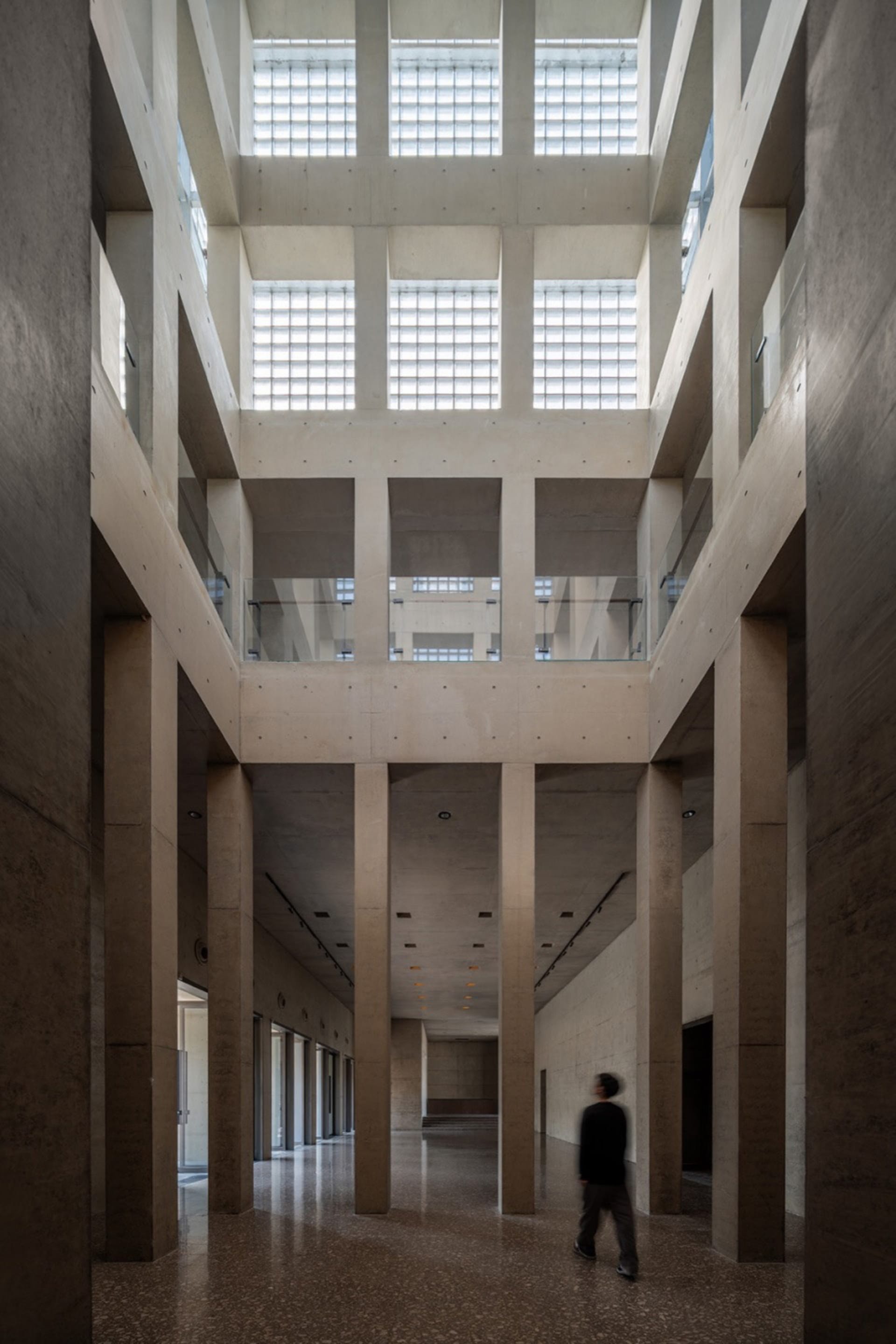 現代建築空間採用清水混凝土材質與挑高天花板。
