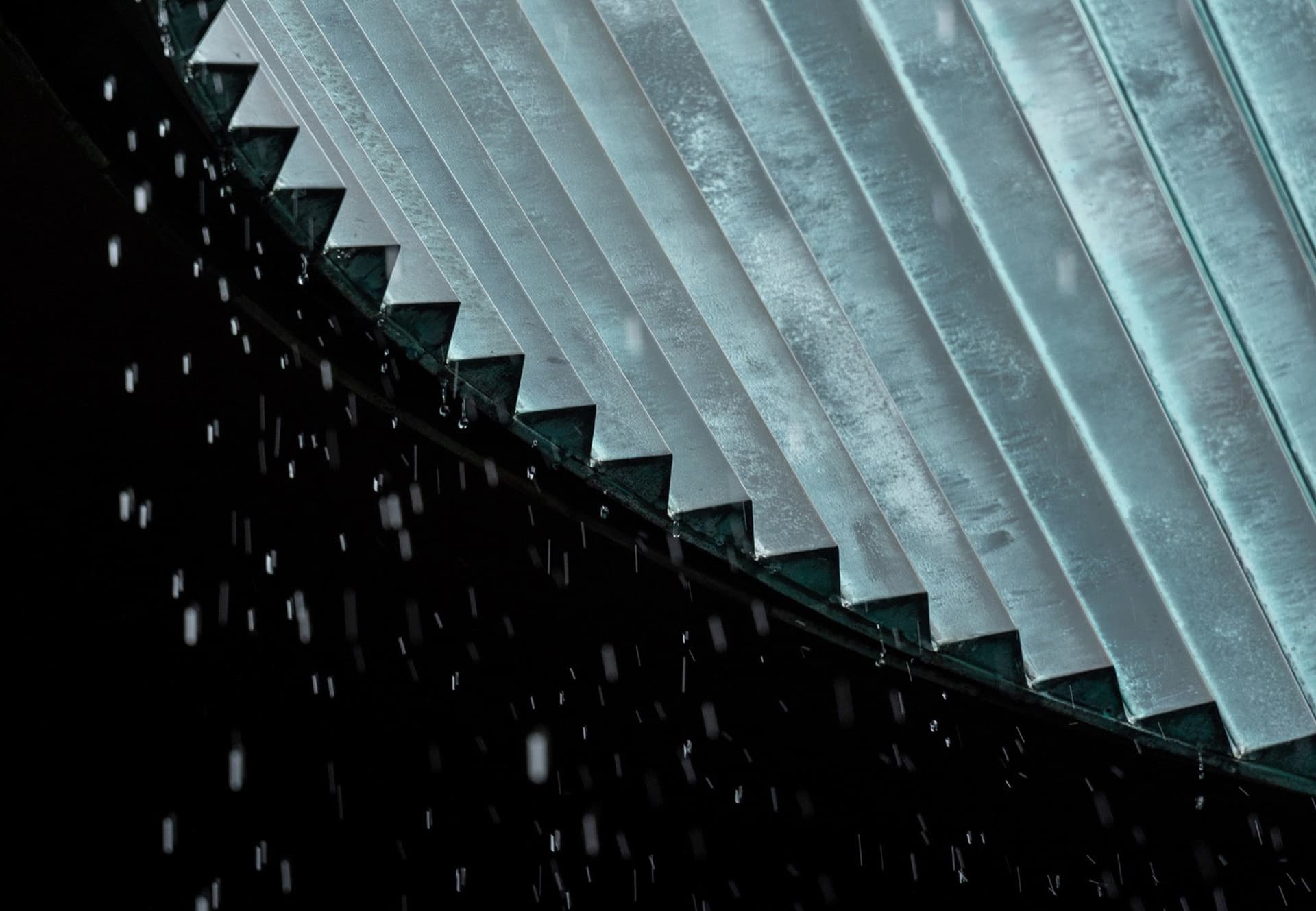 金屬屋頂板在雨中。
