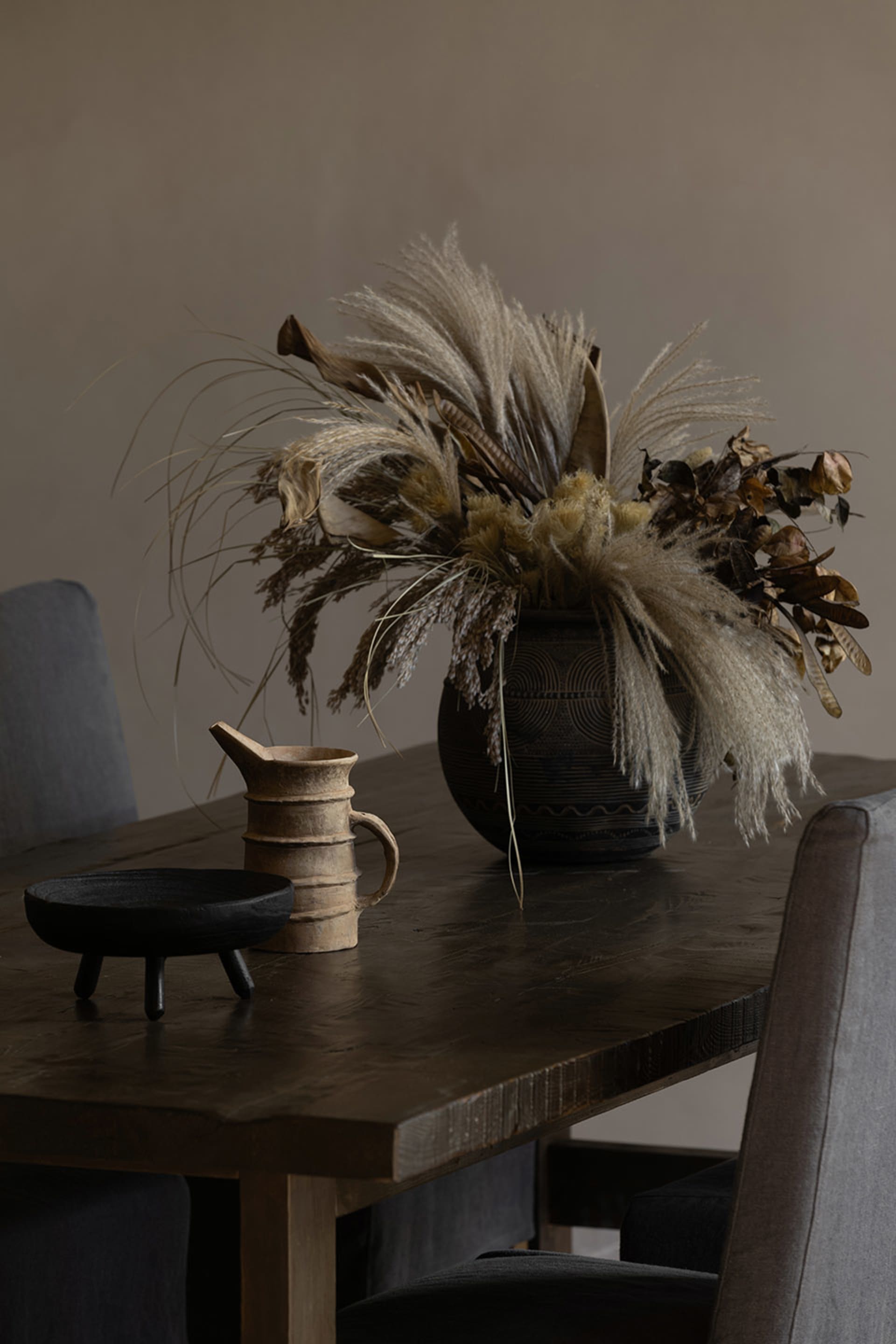 Decorative still life with natural elements on a wooden table.