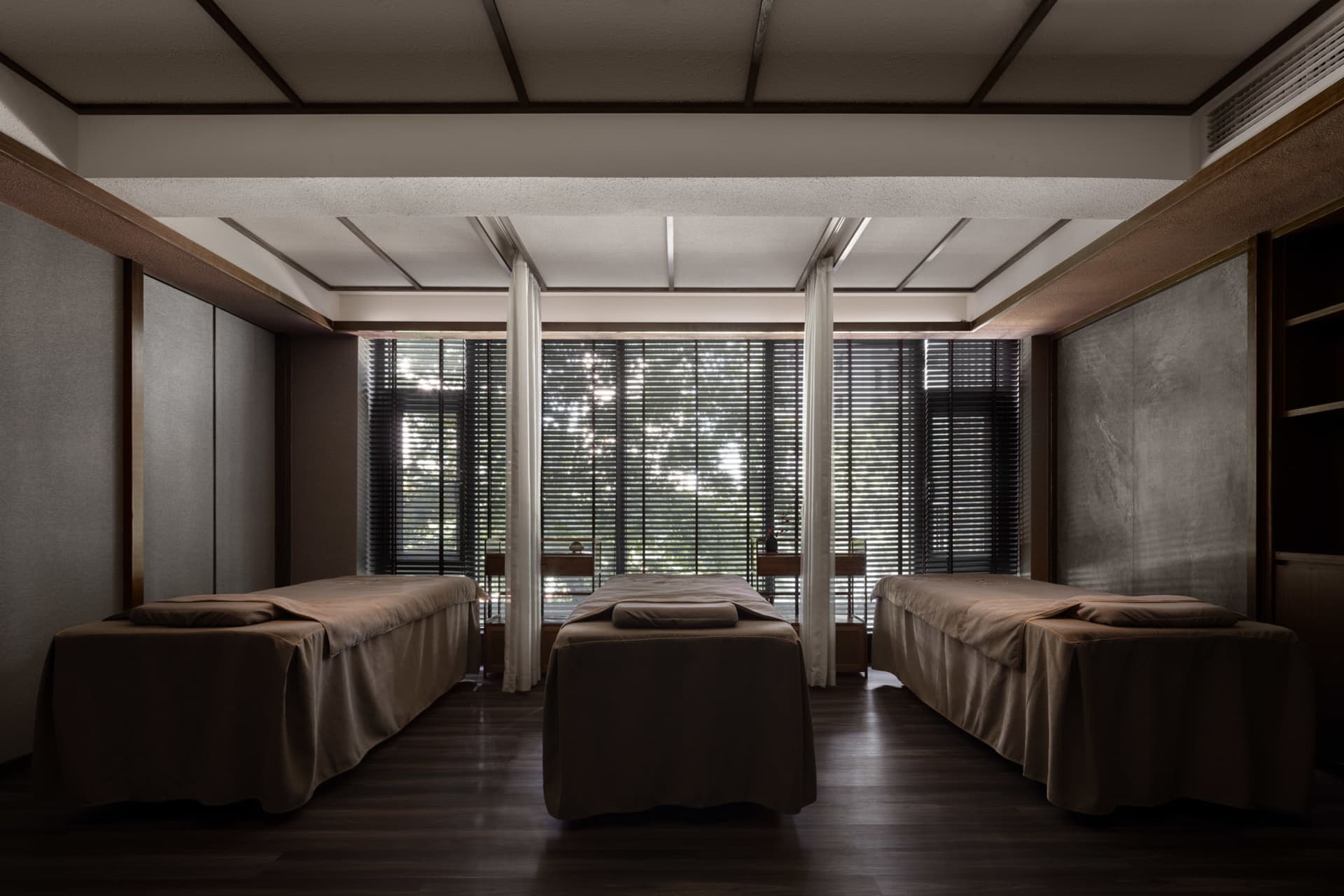 A serene spa treatment room featuring comfortable sofa cushions and soft textiles, ideal for relaxation and rejuvenation.