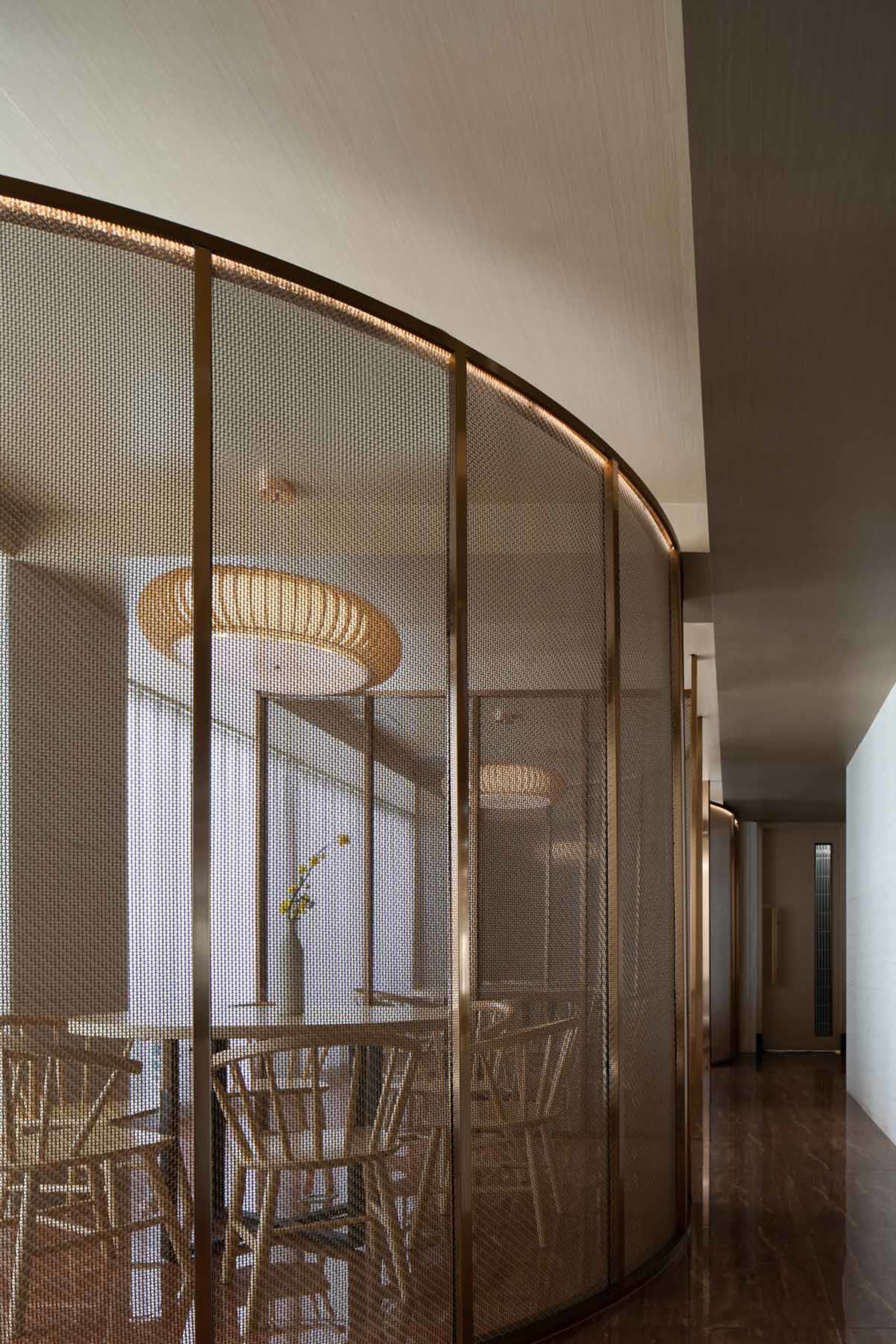 Modern metal restaurant interior with a Bloch suspension lamp.
