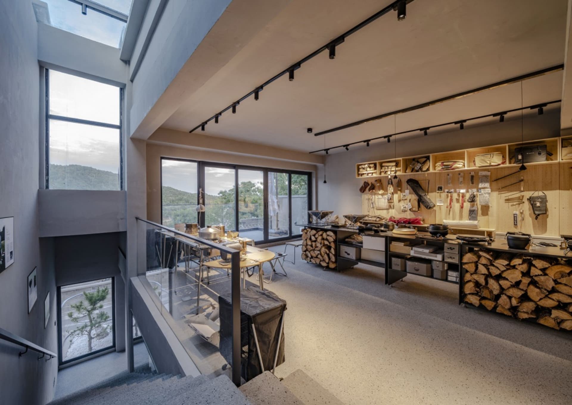 工業風主題的店面室內,採用混凝土與木質材料。