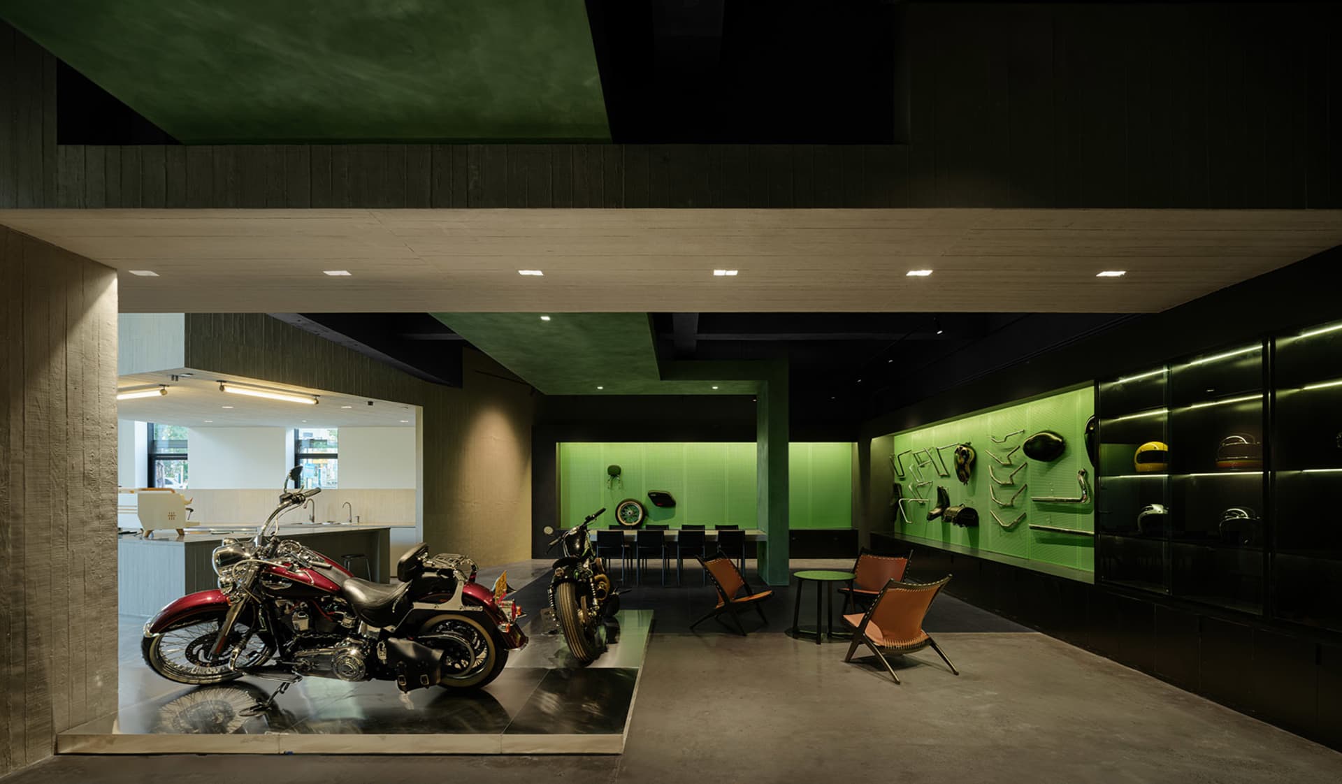 工業風摩托車展示間，搭配混凝土地板與牆面。
