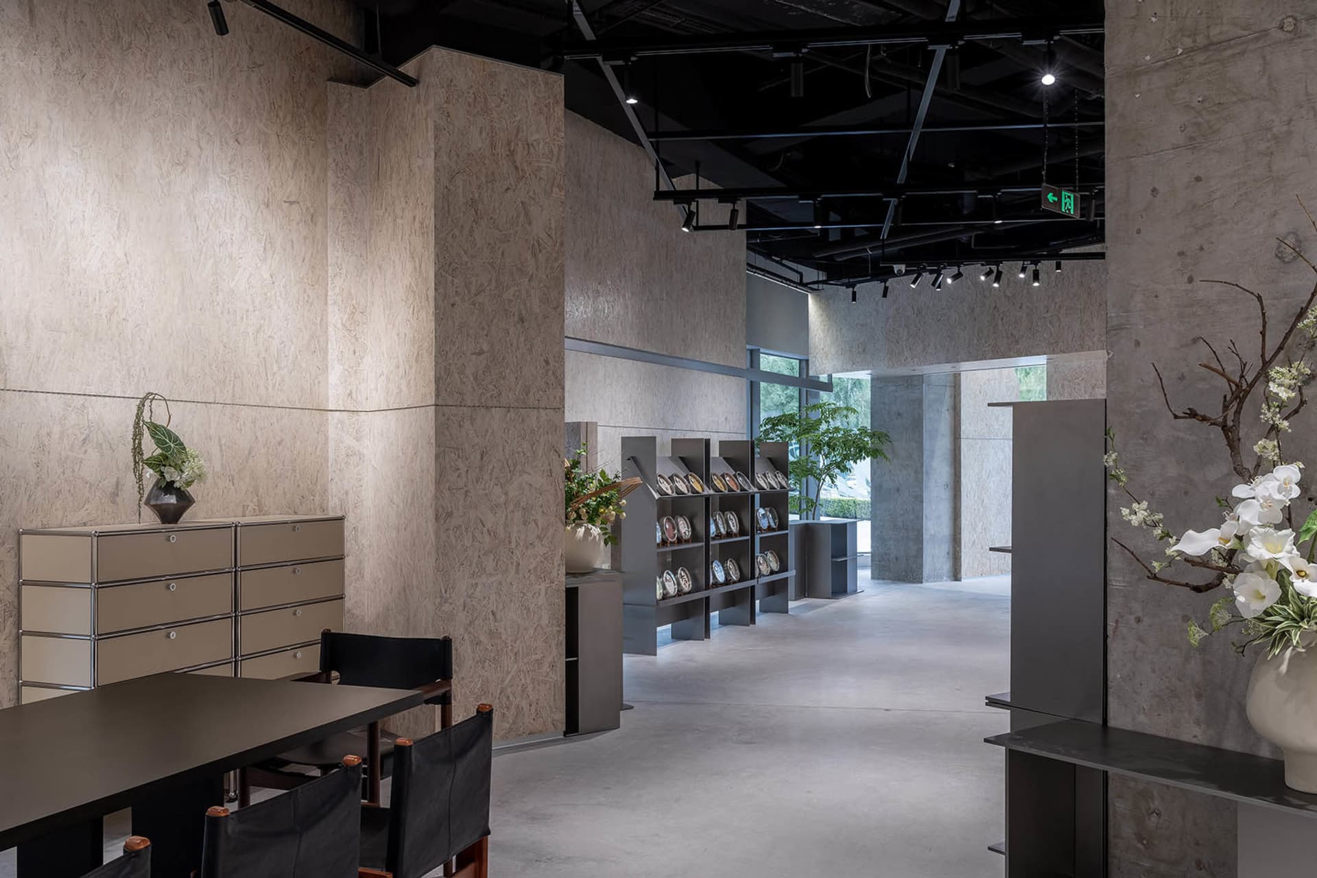 現代展示間以混凝土、鋼材與玻璃材質呈現
