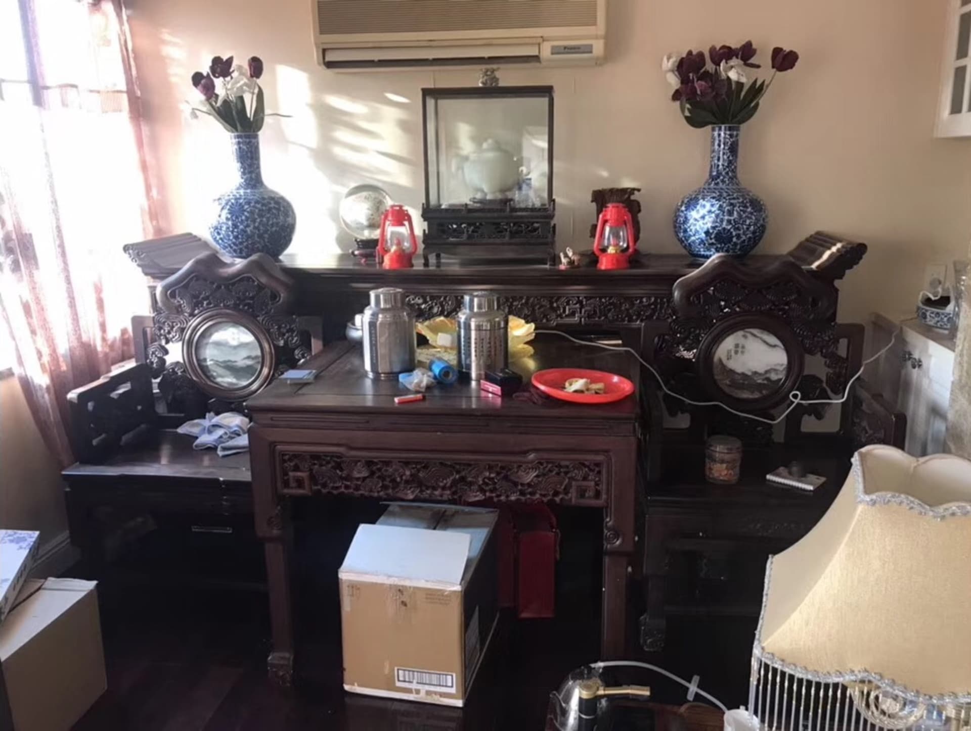 中式室內設計場景,搭配木製家具與裝飾品。