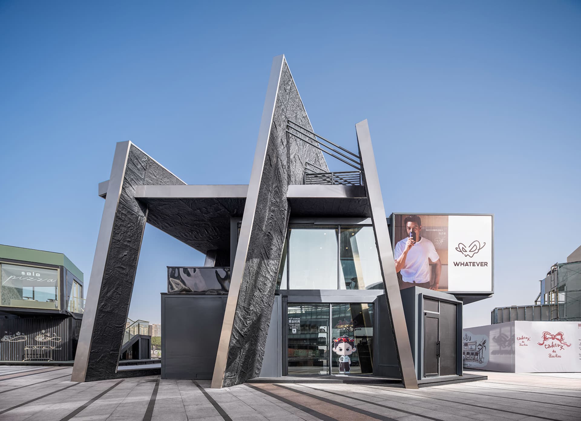 現代金屬結構建築，玻璃立面，自然光線照亮室內空間