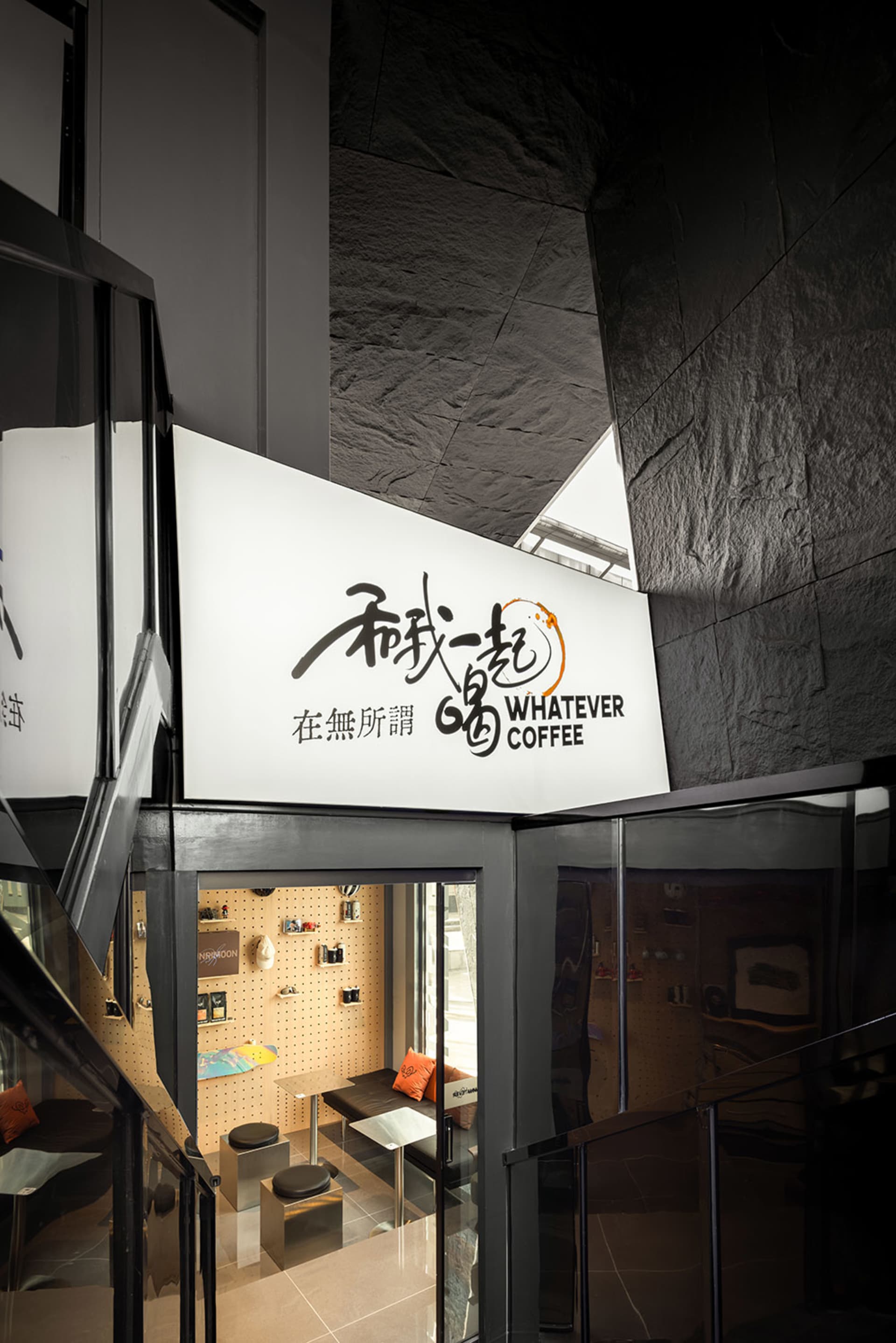 黑白主題的現代咖啡店，擁有大片窗戶、書籍與兩杯咖啡，營造舒適放鬆的氛圍，適合享用咖啡