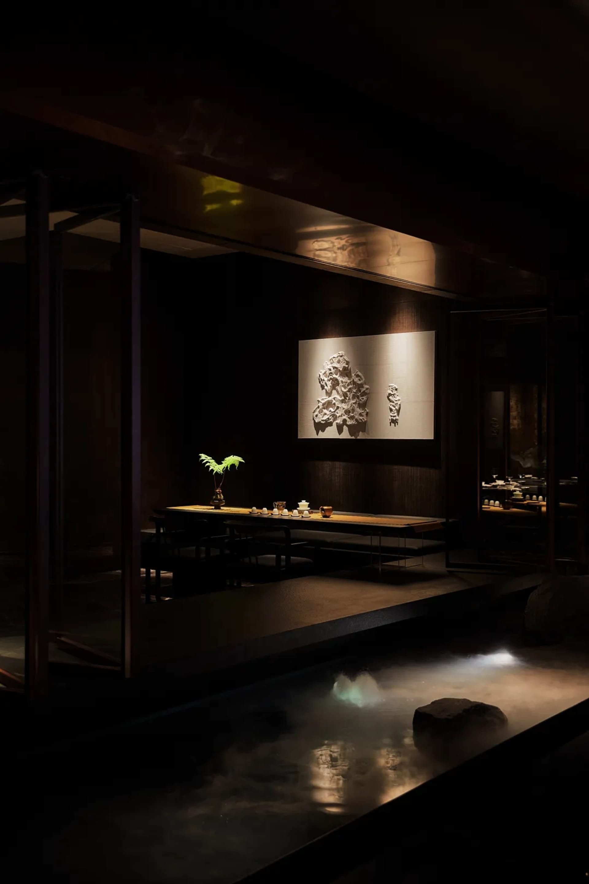 溫馨亞洲餐廳內部，配有木桌、椅子與盆栽，營造出溫暖的氛圍
