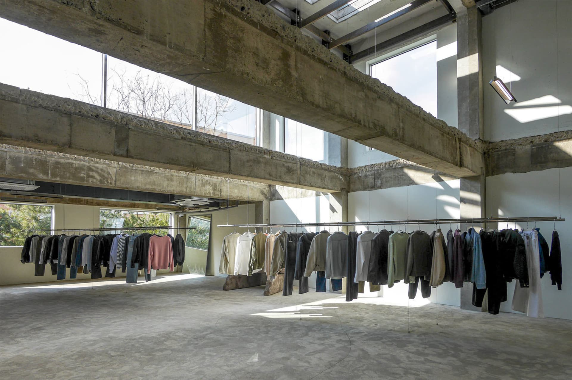 現代空間內配有衣架，展示各式服飾，環境時尚優雅