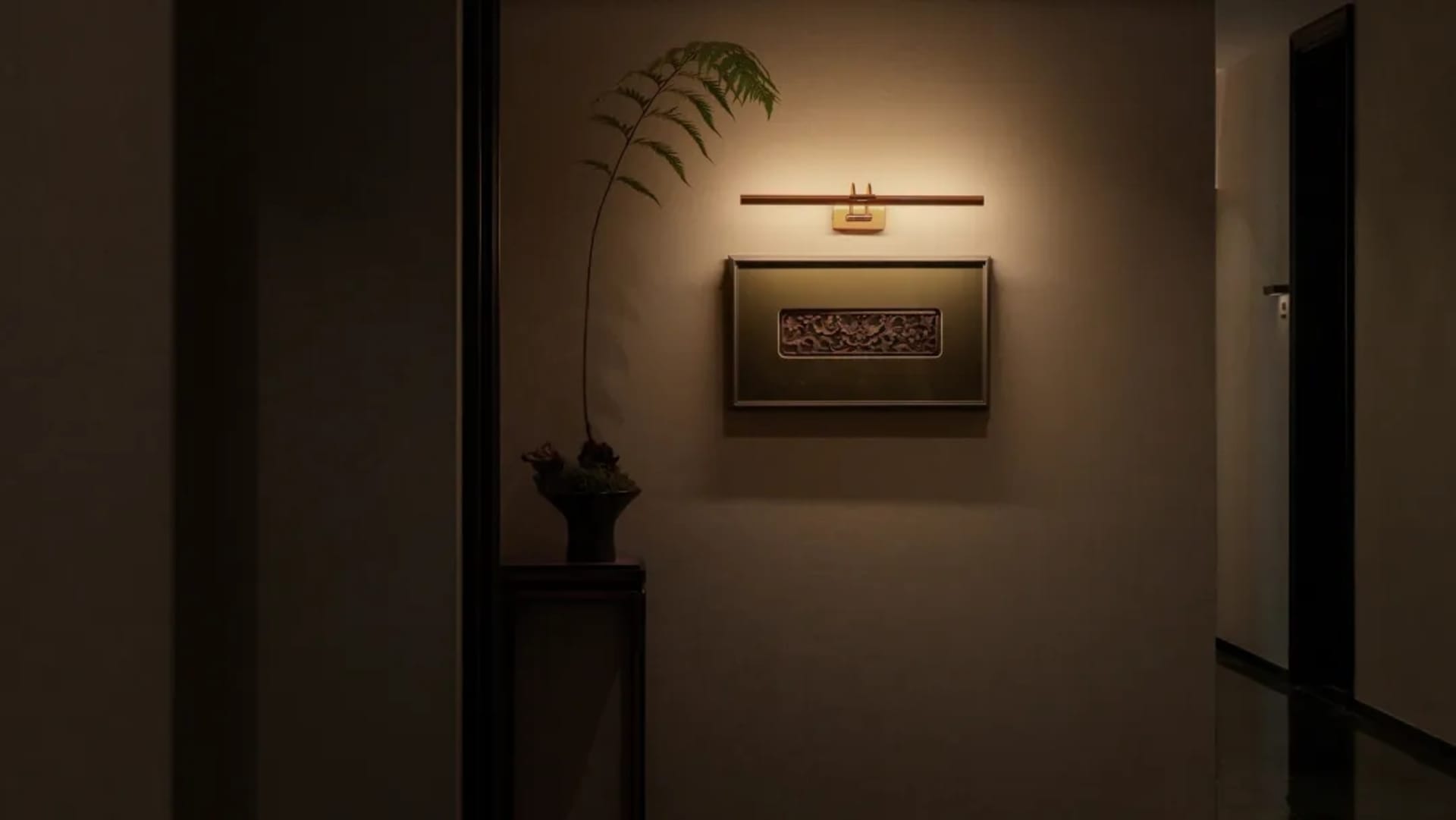 舒適綠牆客廳，搭配盆栽與花瓶，營造自然溫馨氛圍