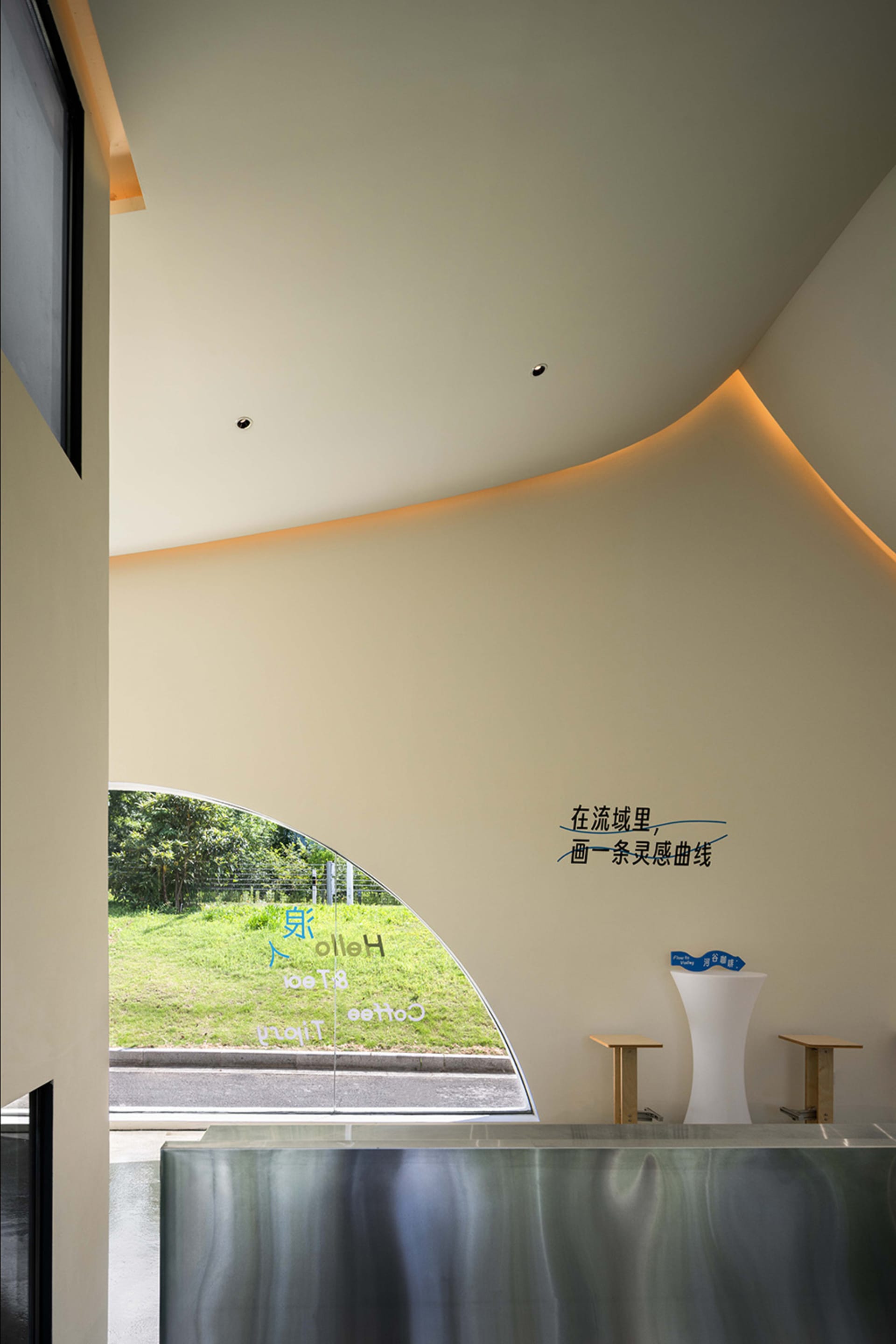 溫馨餐廳內部，白牆搭配兩張餐桌與座位區，營造溫暖親切的氛圍