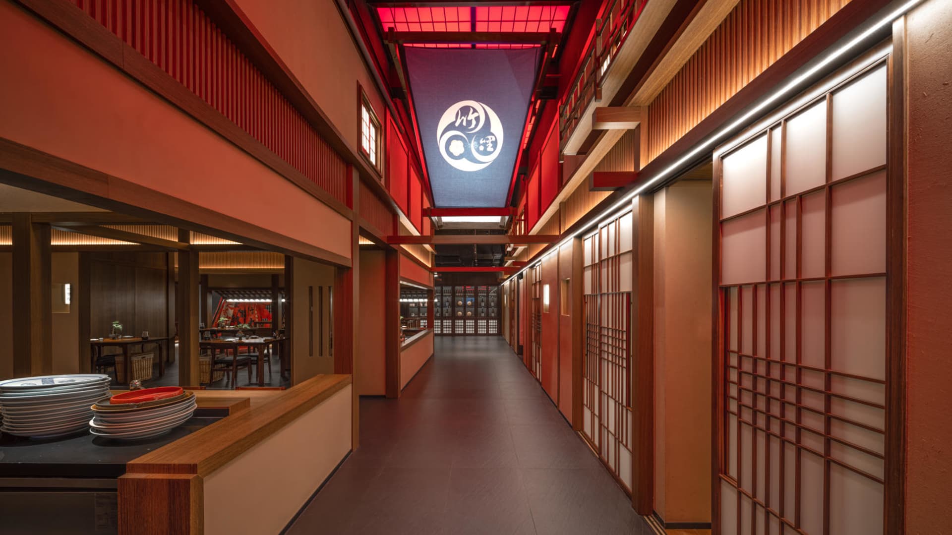 紅牆木地板優雅亞洲餐廳，附黑白磁磚走廊通往多個房間