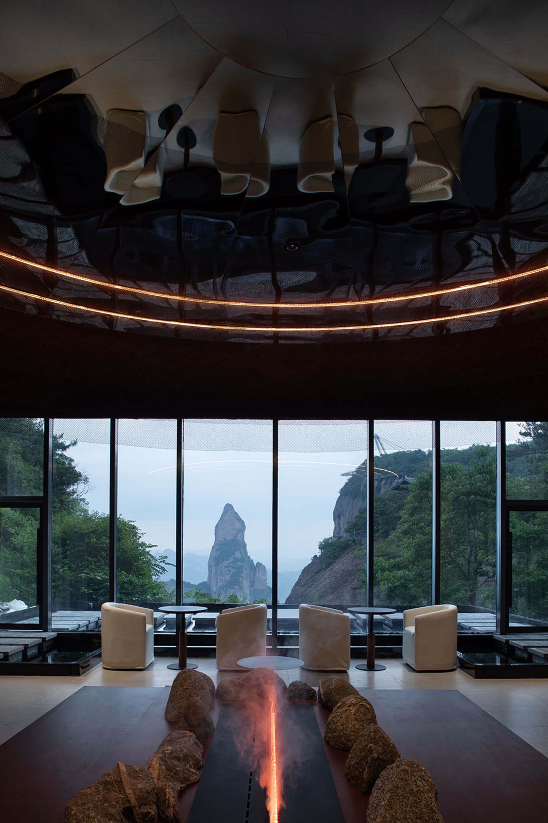 舒適餐廳空間，配有大窗戶可欣賞山景，包含椅子、餐桌與沙發
