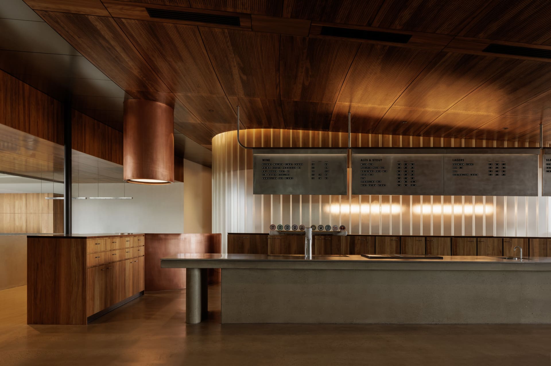 Open kitchen with a central island, clean and well-organized, with cups and bottles on the counter