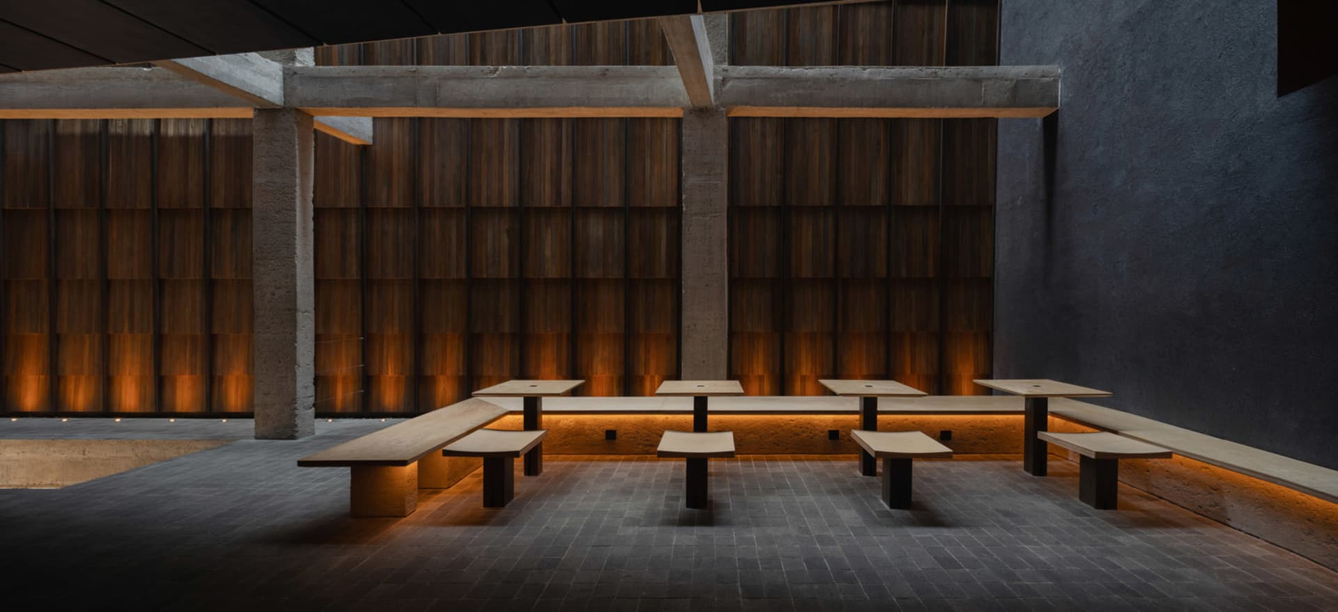寧靜而溫馨的餐區，排成行的木製長椅，適合餐廳或公共建築使用