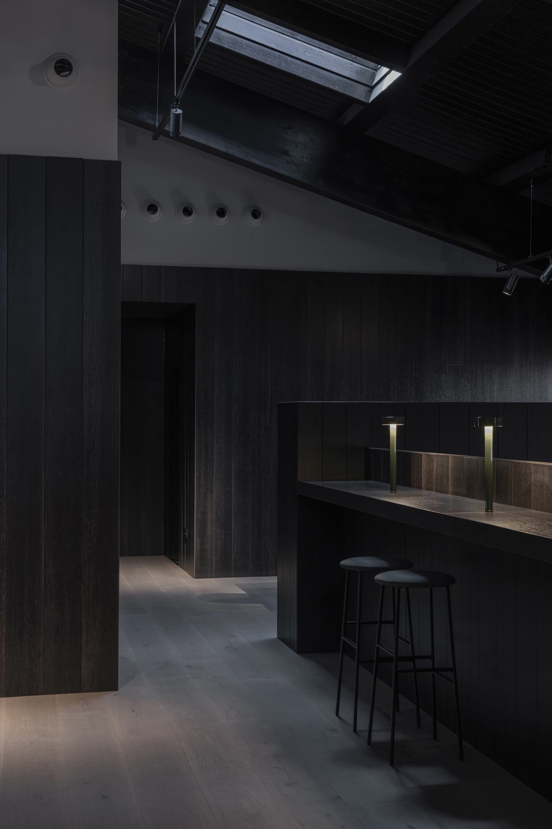 西班牙塞尼塞罗酷黑极简酒吧-Tritium Winery 1