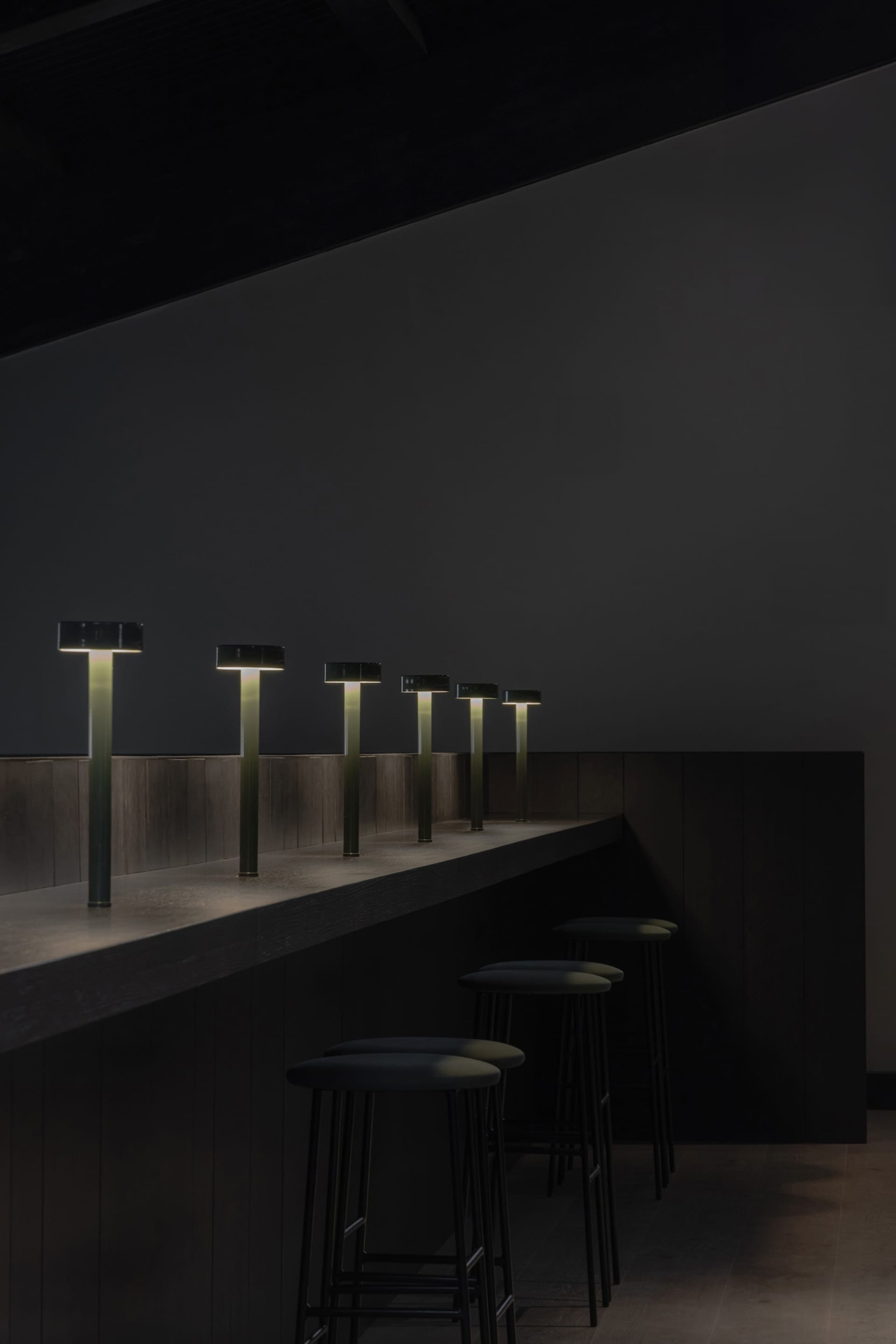 西班牙塞尼塞罗酷黑极简酒吧-Tritium Winery 3