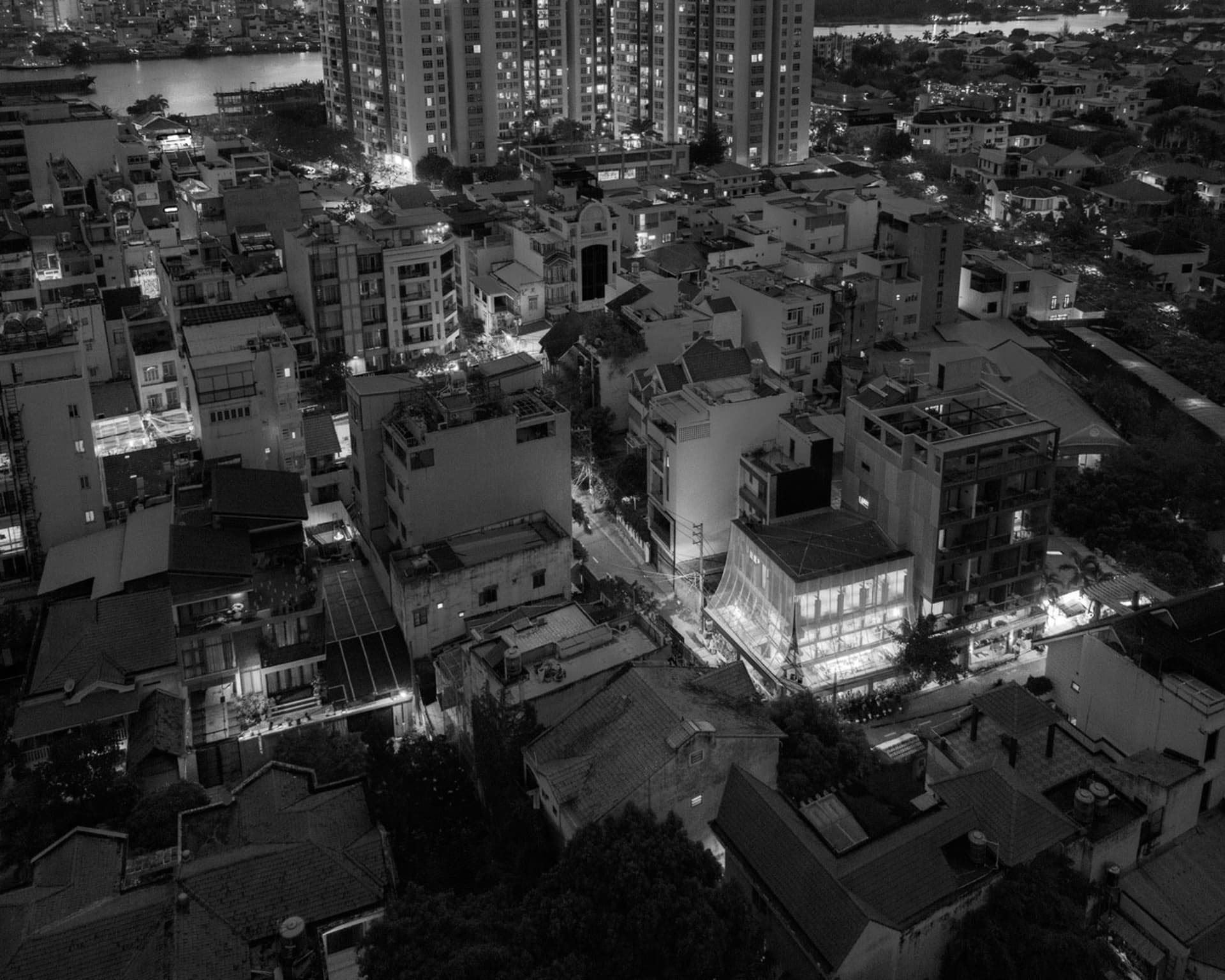 夜晚熱鬧的城市天際線，大型建築群包含多層樓宇與各種建築風格，由人工燈光與街燈照亮