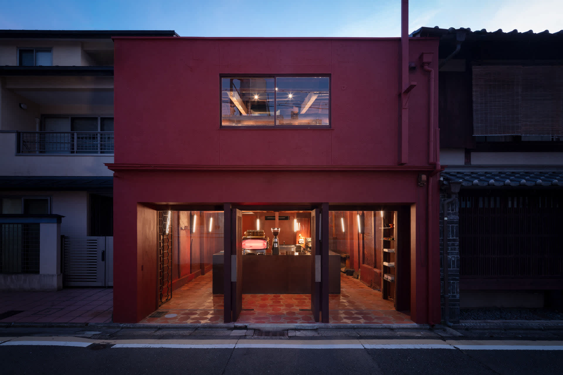 溫馨餐廳內部，紅色外牆、餐桌、椅子與杯具，提供舒適的用餐體驗