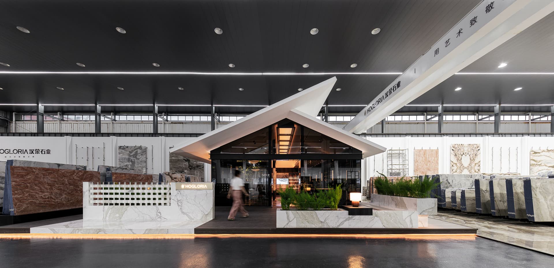 船形設計的現代建築，具備黑色屋頂、大片窗戶與盆栽植物，兩人探索室內