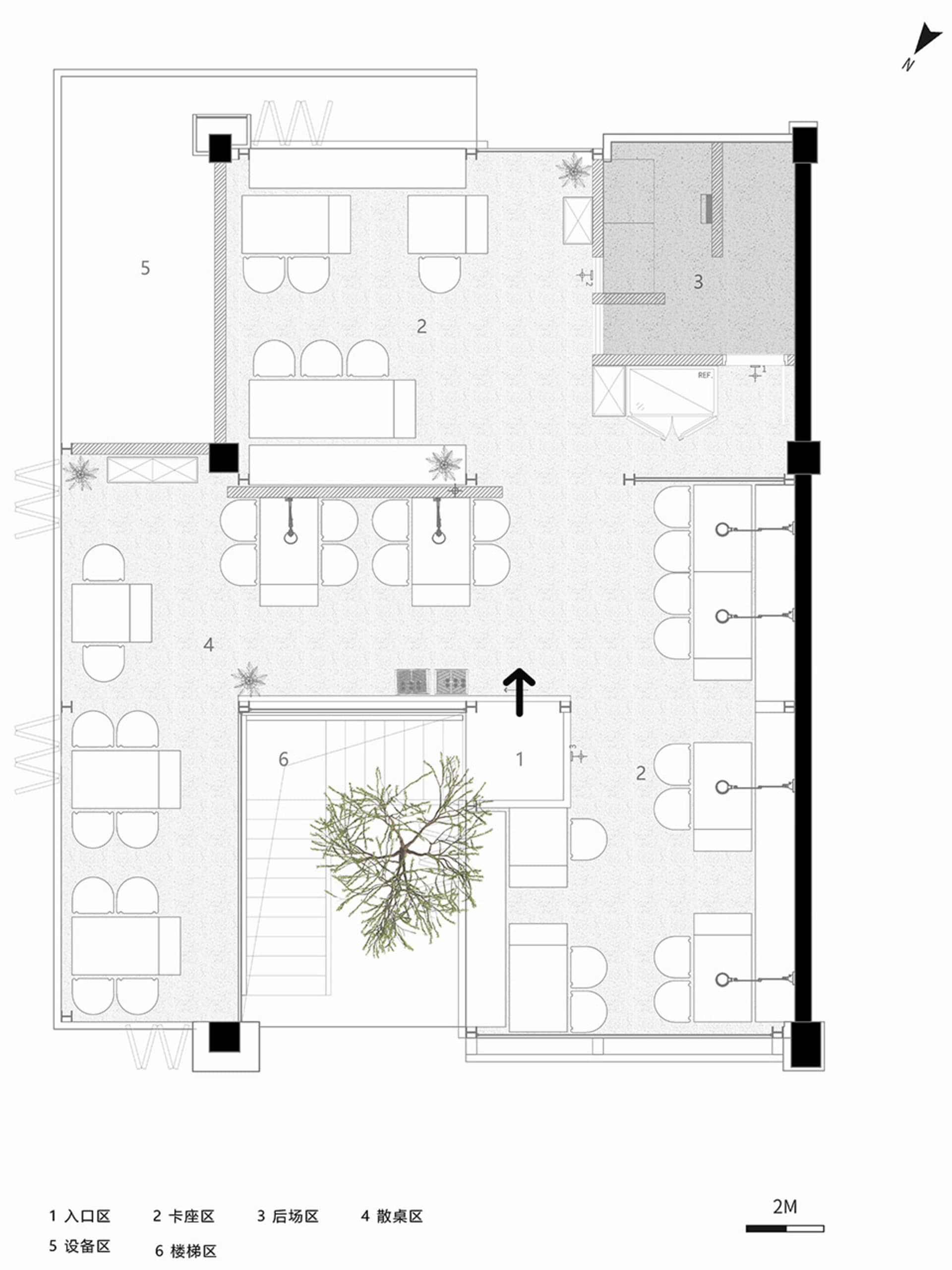 室內種植樹木的舒適客廳，配備舒適家具與精心規劃的空間布局