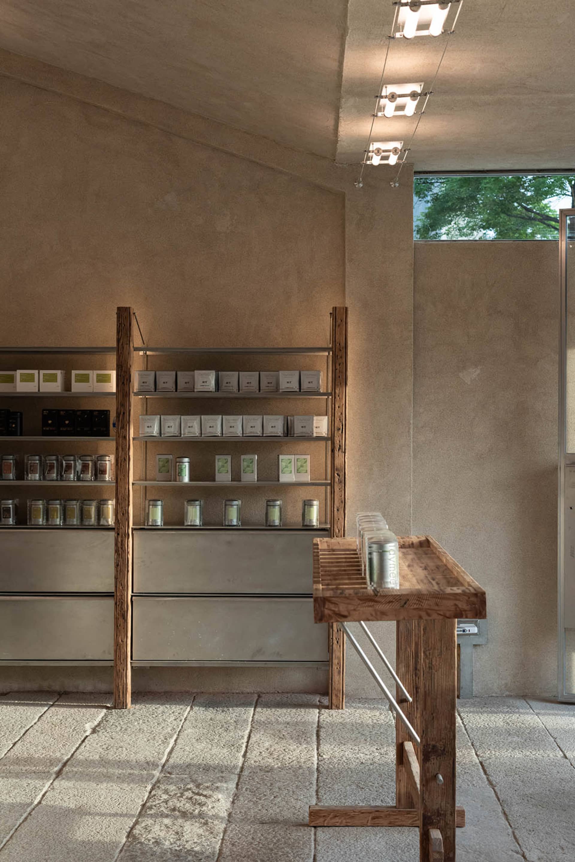 貨架上展示各種商品的零售商店，包括瓶子和杯子，環境充滿貨品