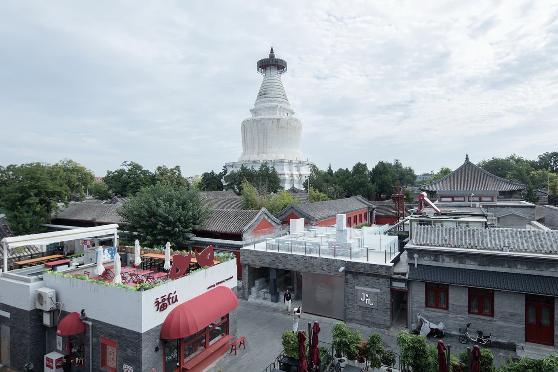 熱鬧的亞洲城市街道場景，包含寶塔、椅子、傘，以及傳統與現代元素的融合