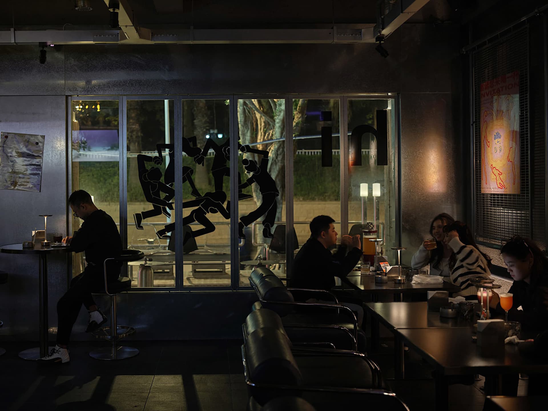 現代餐區配金屬桌椅，黑灰色調，輕鬆氛圍