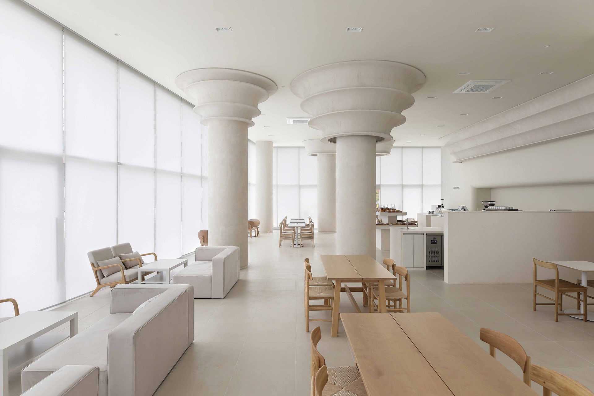高挑天花板、柱子與桌椅用餐區的溫馨餐廳空間