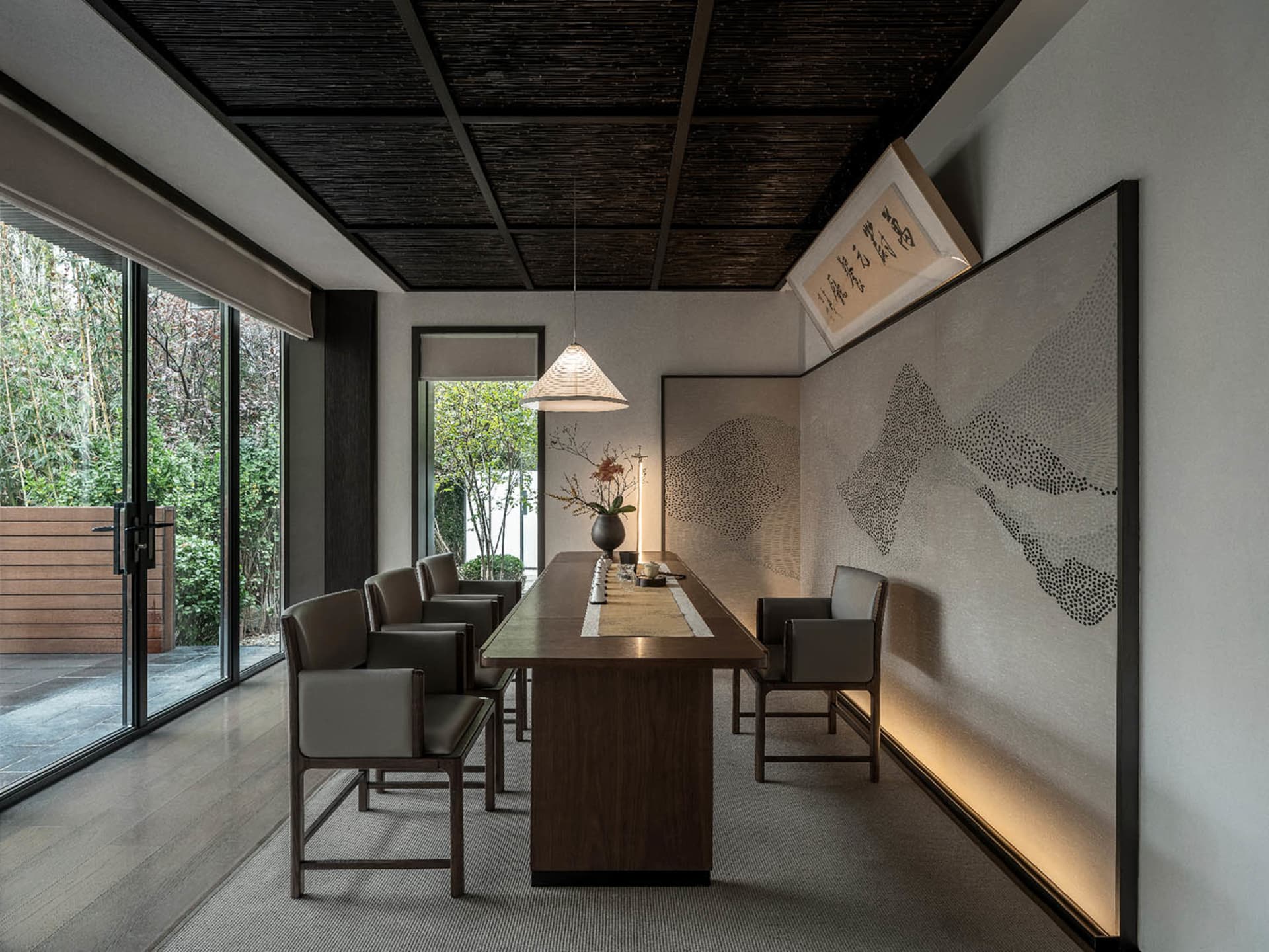 現代餐廳空間，配有餐桌與椅子，桌上擺放花瓶，燈光明亮溫馨