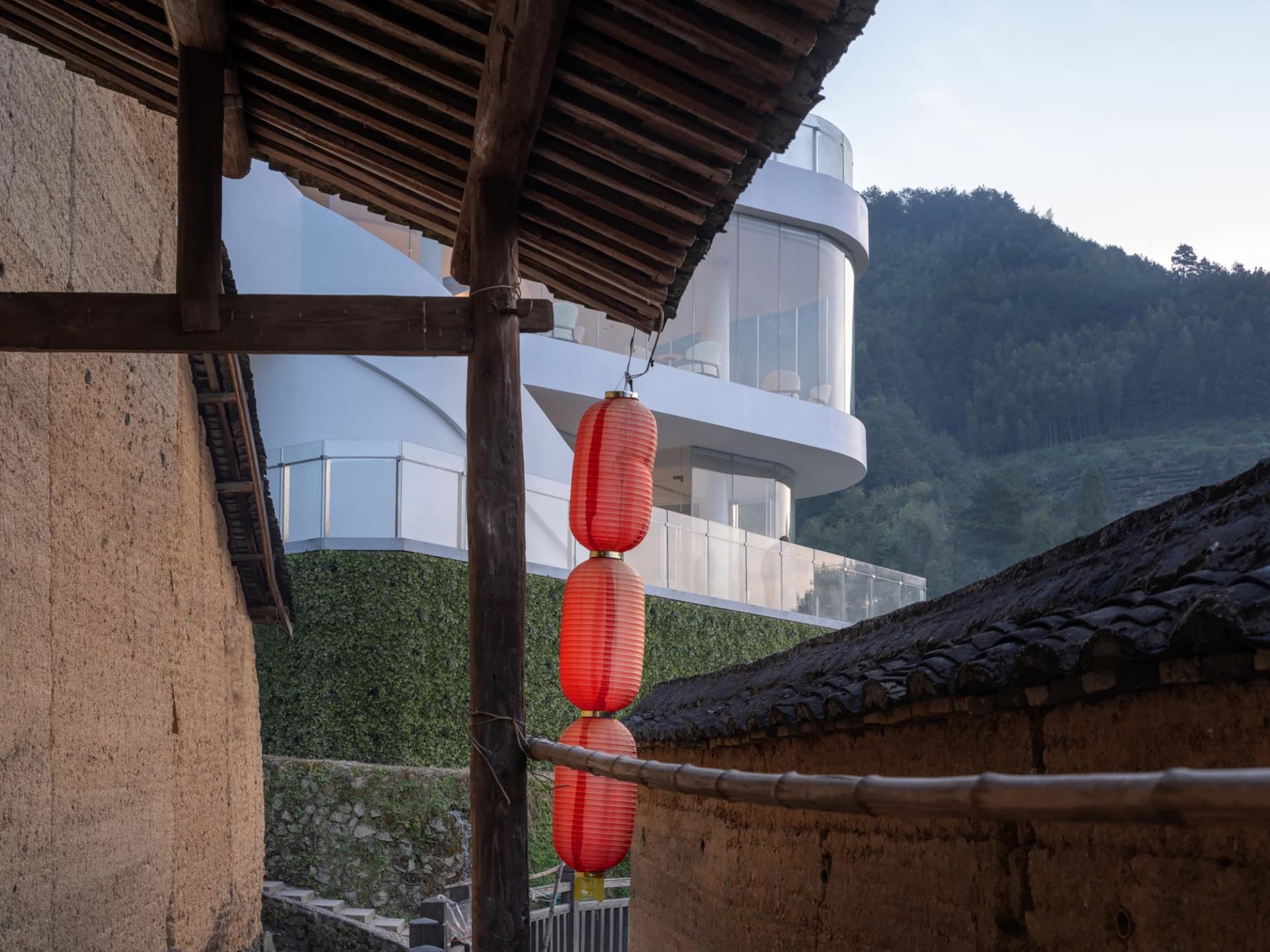 亞洲風格建築，配有木造屋頂、石牆與三盞紅燈籠，坐落於寧靜祥和的環境中