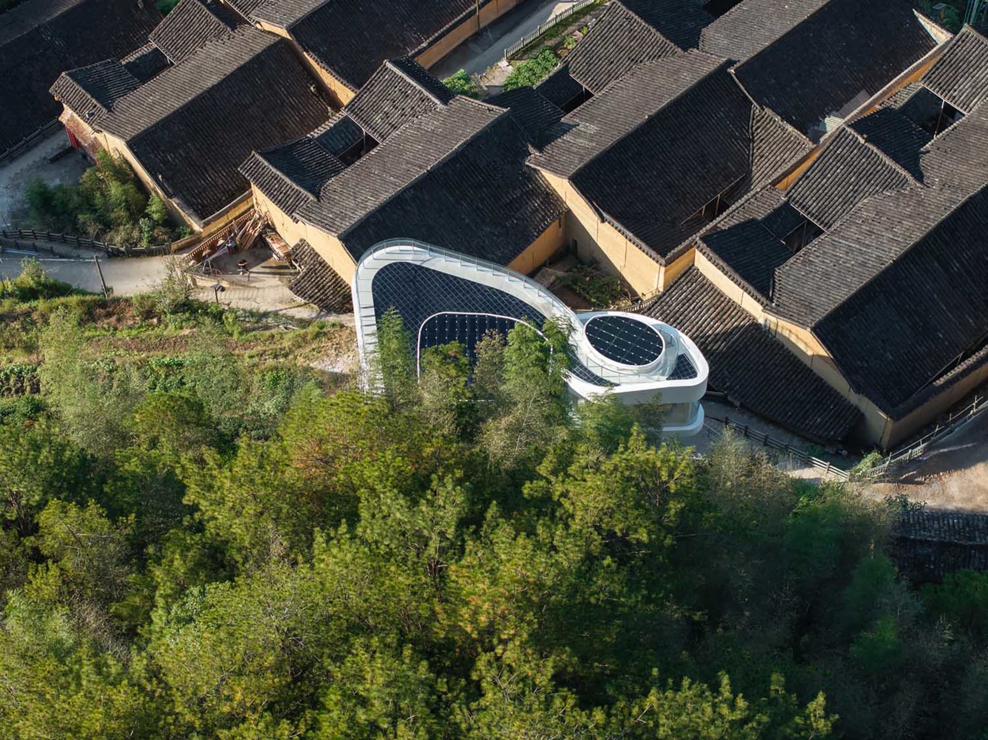 融合傳統與現代元素的建築，周圍環繞樹木，氛圍明亮而溫馨