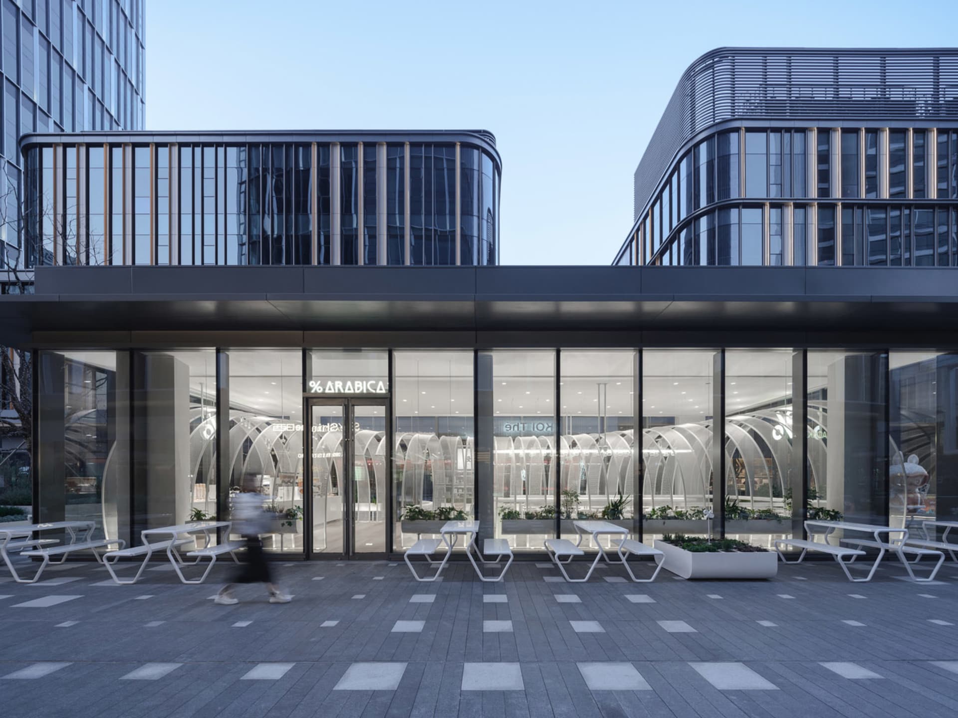 現代餐廳空間，內有數張桌椅陳設於商業環境中，營造出用餐與聚會的社交氛圍