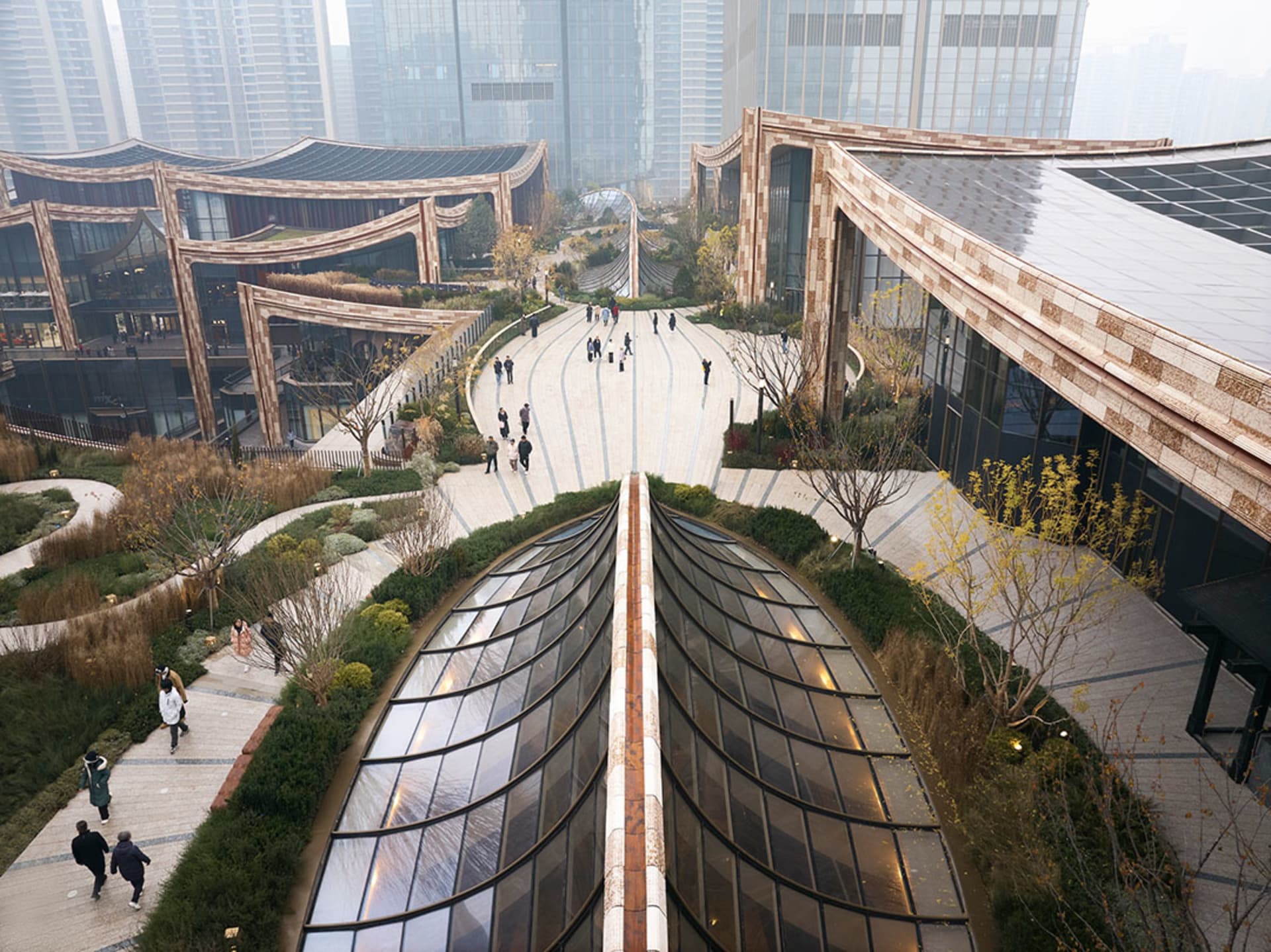 現代建築擁有中央庭院，多層樓設計與乾淨線條，自然光透過窗戶灑入